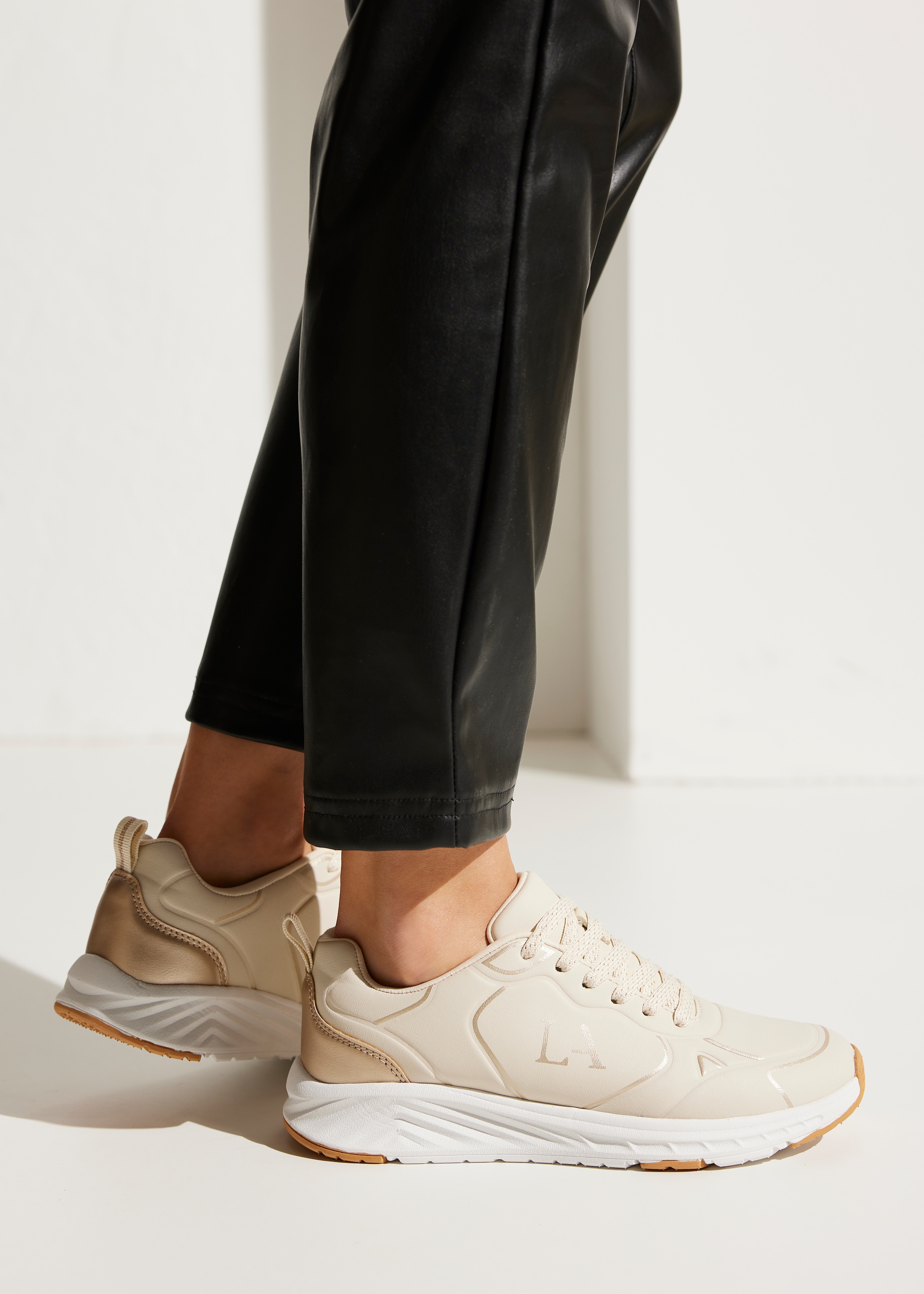 LASCANA Sneaker »Freizeitschuh, Schnürschuh«, mit Farbakzenten VEGAN