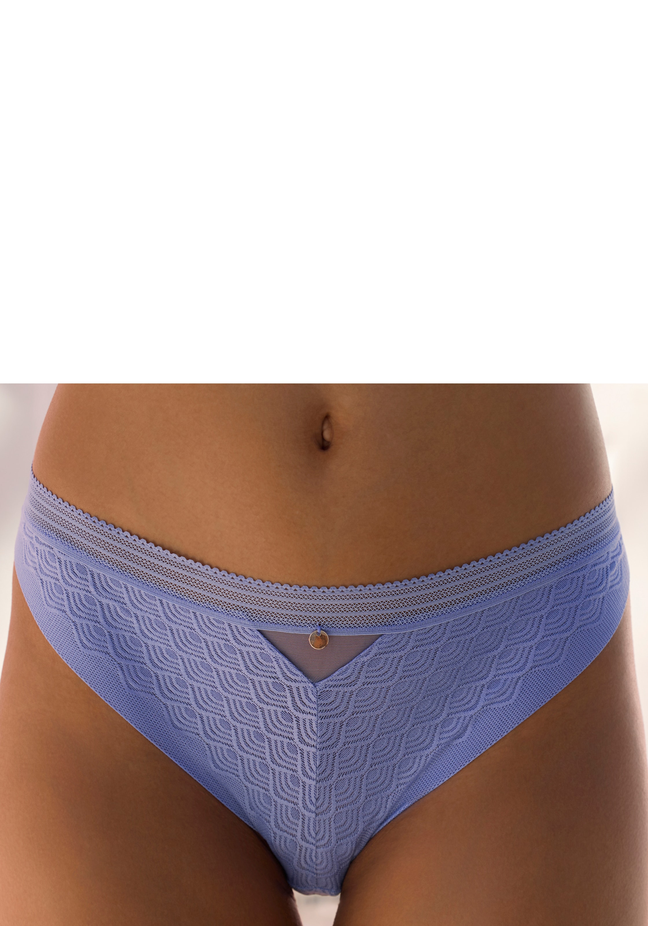 LASCANA String, aus Spitze in moderner Optik mit extraflachen Kanten