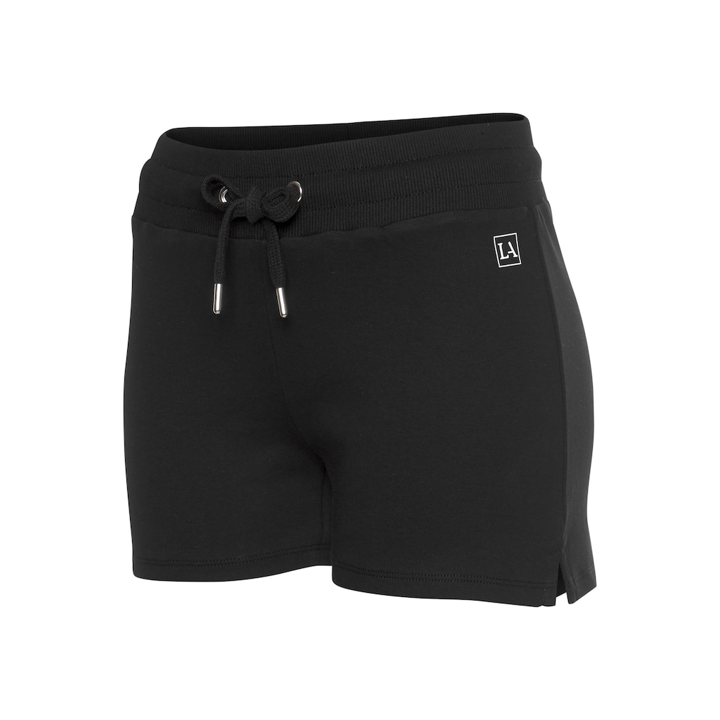 LASCANA ACTIVE Shorts, mit kleinen Seitenschlitzen
