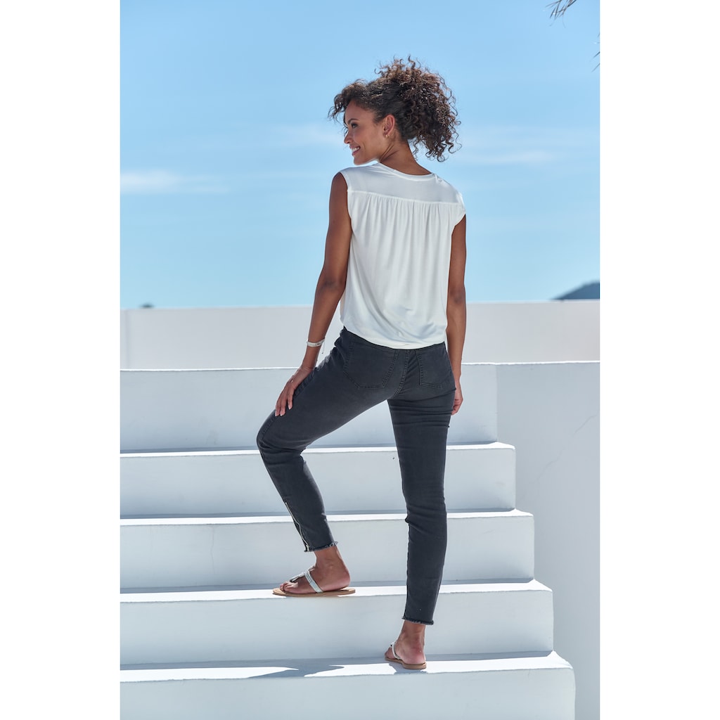 LASCANA Shirttop »mit dekorativer Schulterraffung«, aus weichem Viskose-Stretch