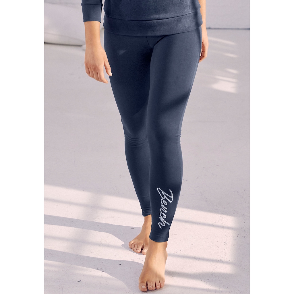 Bench. Loungewear Leggings, mit glitzernder Logostickerei auf dem Bein