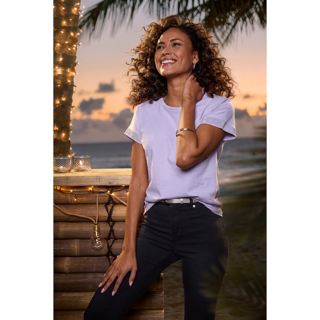 LASCANA Kurzarmshirt »mit glitzernem Strass-Design am Arm«, aus weicher Baumwoll-Qualität