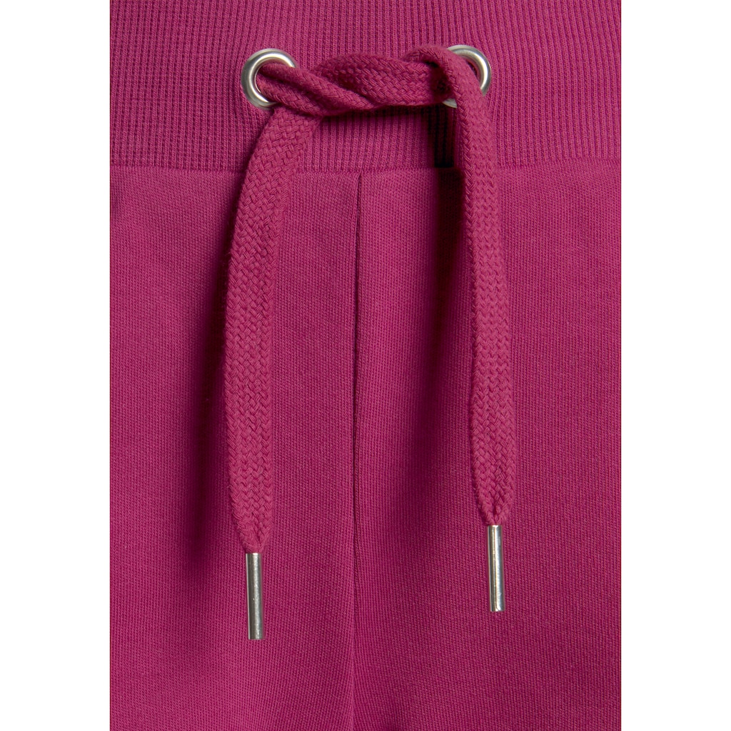 Bench. Loungewear Sweatshorts, mit glänzender Logostickerei, Loungewear, Loungeanzug