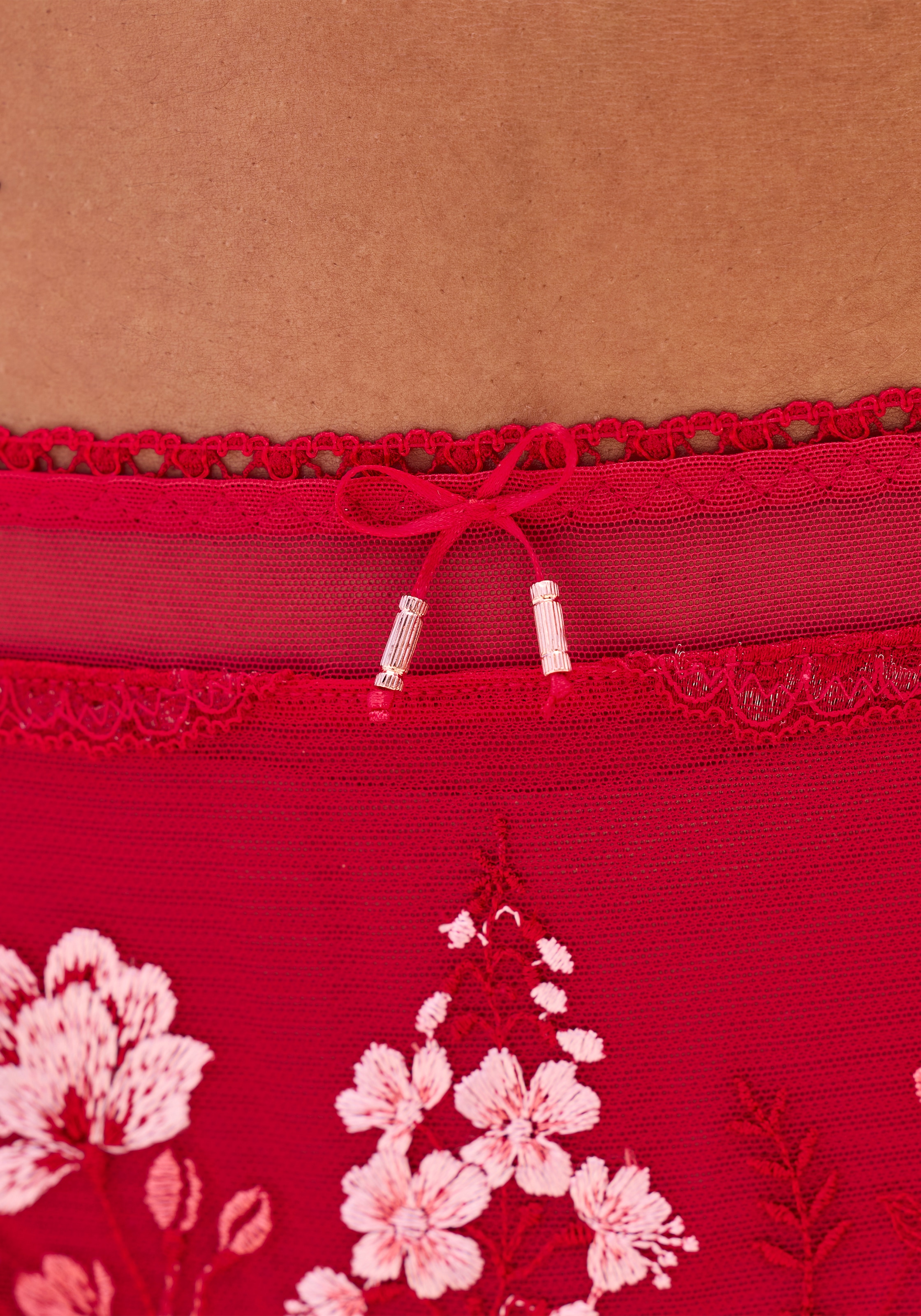 LASCANA Slip »Maria« Edle Stickerei-Spitze mit Blumen, elastische Spitze hinten, Dessous