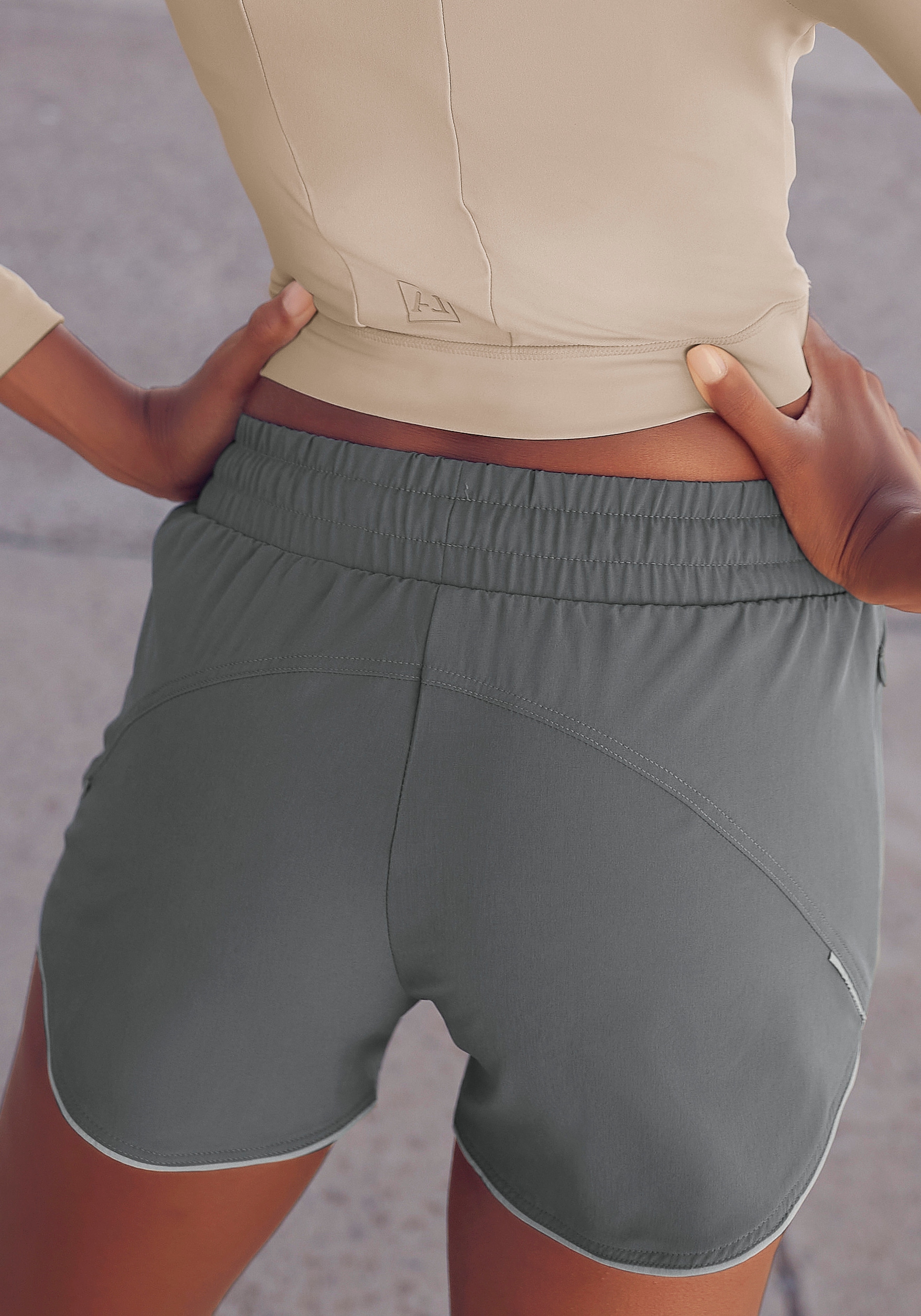 LASCANA ACTIVE Shorts, mit Reissverschlusstaschen
