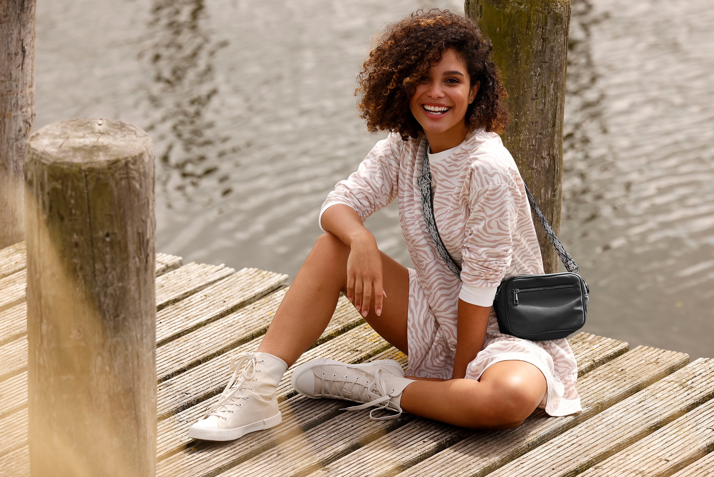 LASCANA Umhängetasche »Minibag« mit auswechselbaren Schulterriemen VEGAN.