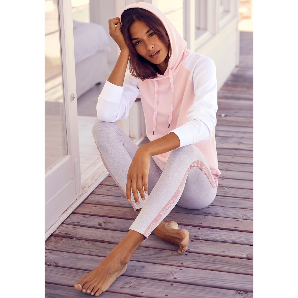 Bench. Loungewear Kapuzensweatshirt, mit farblich abgesetzten Ärmeln und Logodruck, Loungeanzug, Hoodie