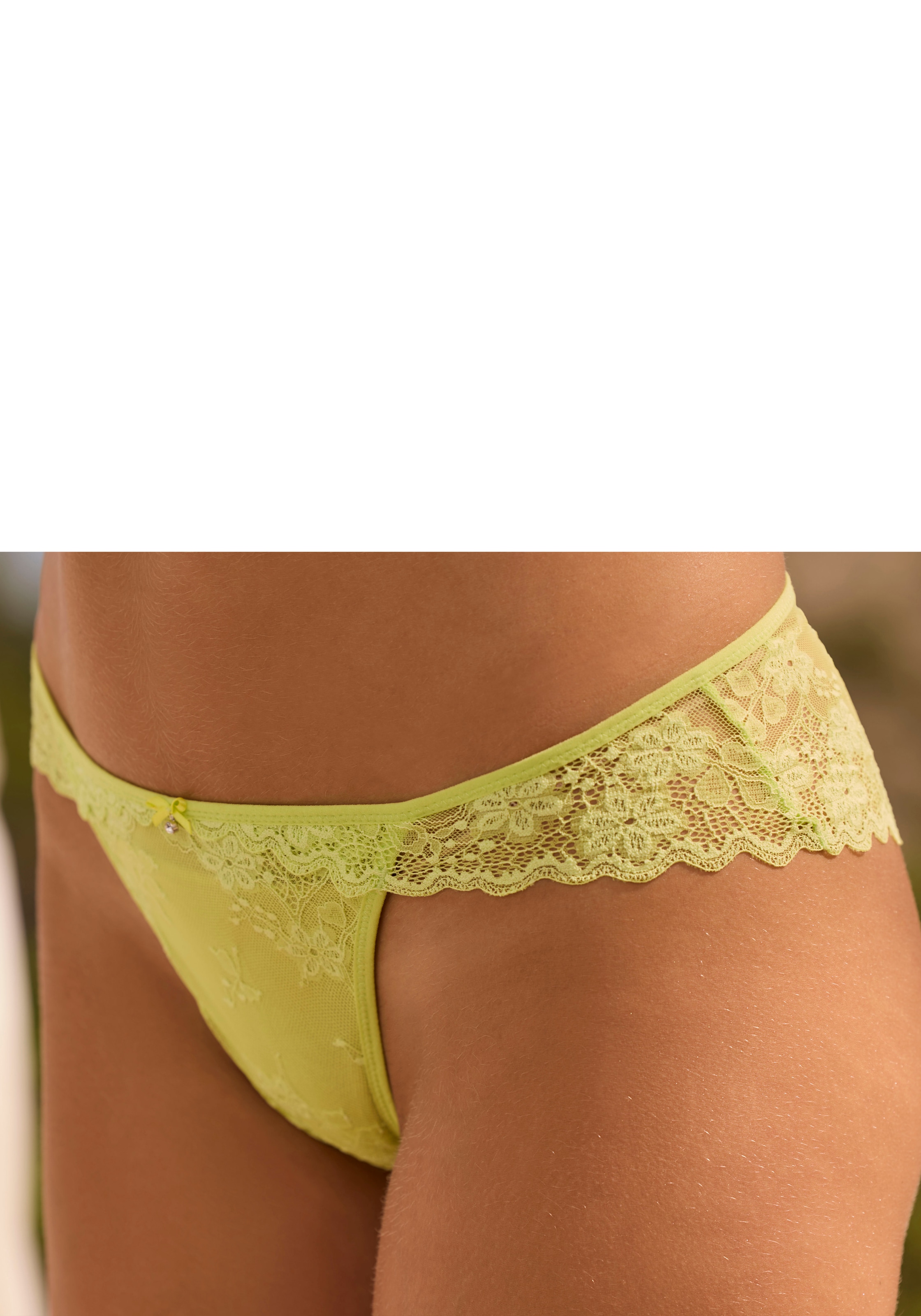 Vivance Slip »Julia« aus zarter Jacquardspitze mit edlem Accessoire