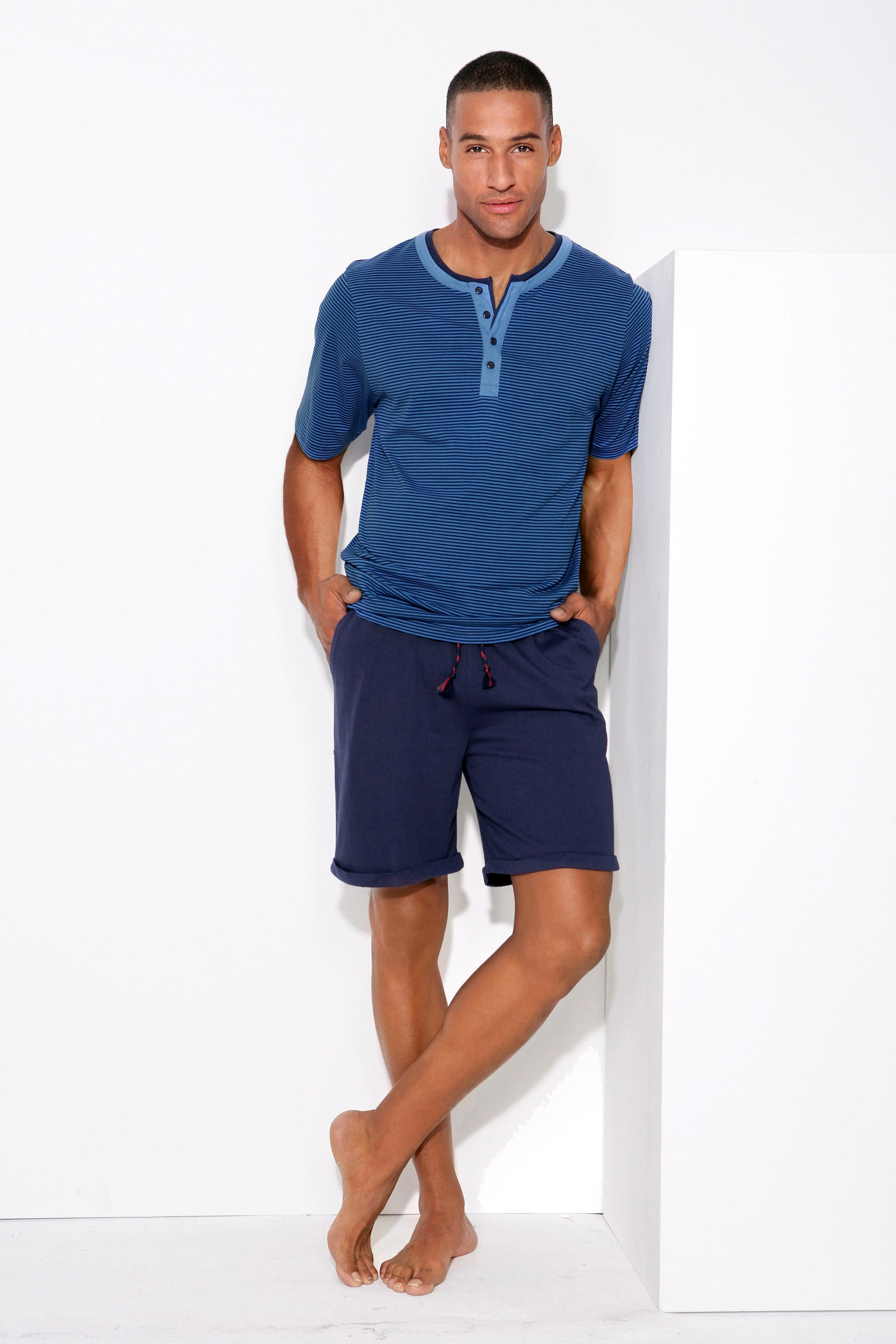 AUTHENTIC LE JOGGER Pyjama 1 Stück, 2 tlg. Schlafanzug mit aufwendigem Ausschnitt und Knopfleiste