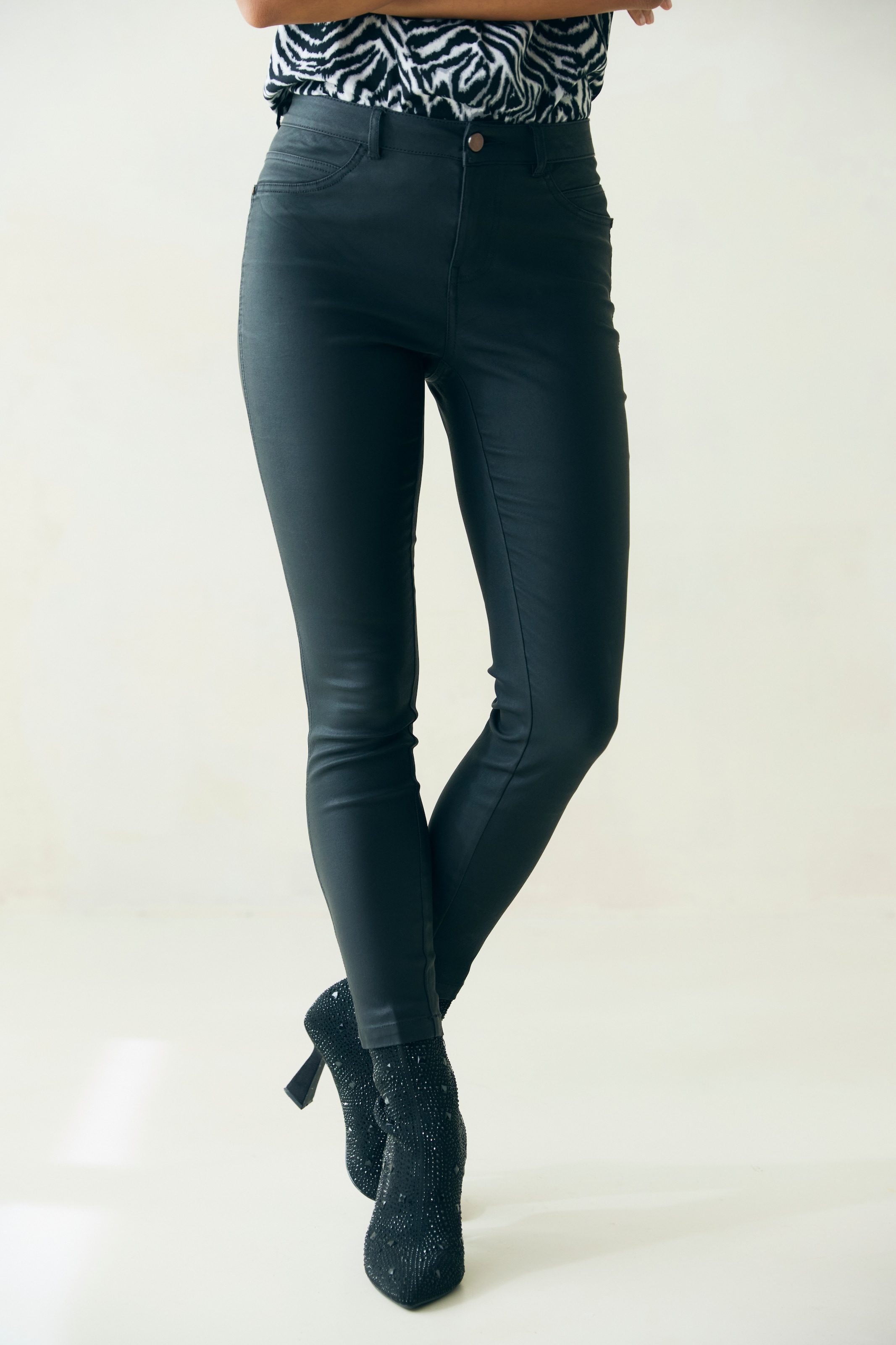 LASCANA Lederimitathose in schmaler Passform, figurbetonte Jeggings mit Stretchanteil