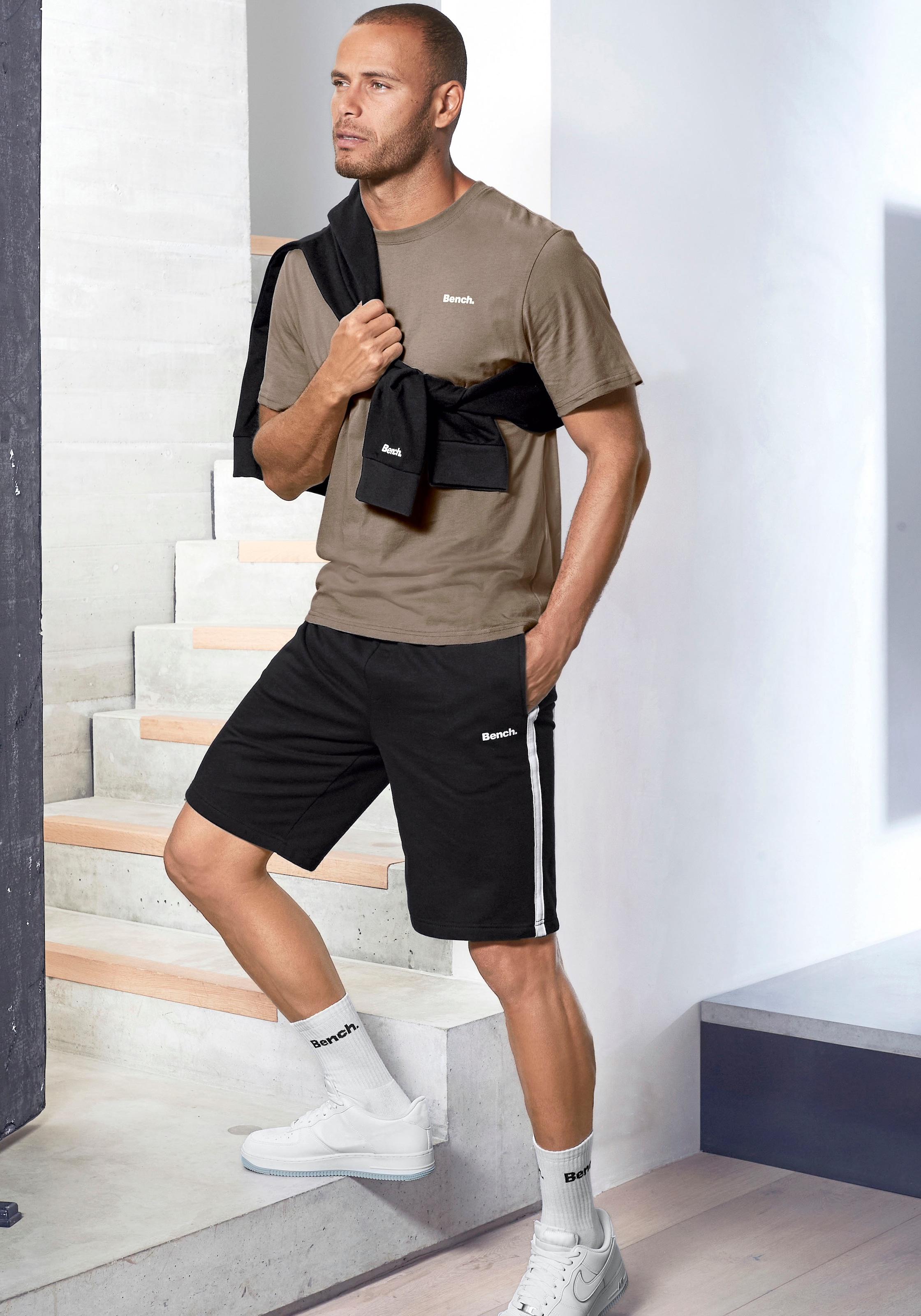 Bench. Loungewear T-Shirt, mit kleinem Markenaufdruck vorn