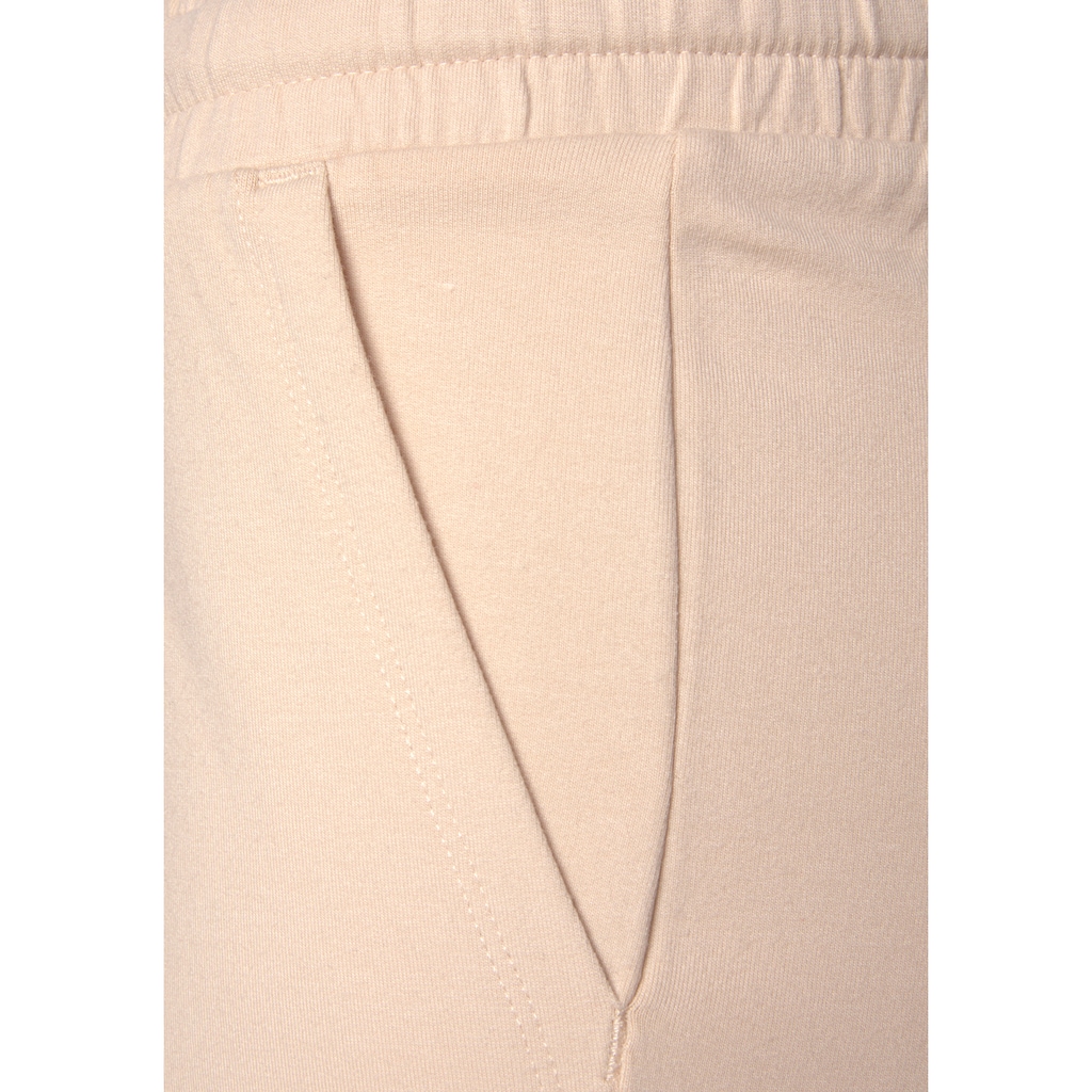 Bench. Loungewear Relaxshorts, mit aufgesetzten Taschen, Loungeanzug