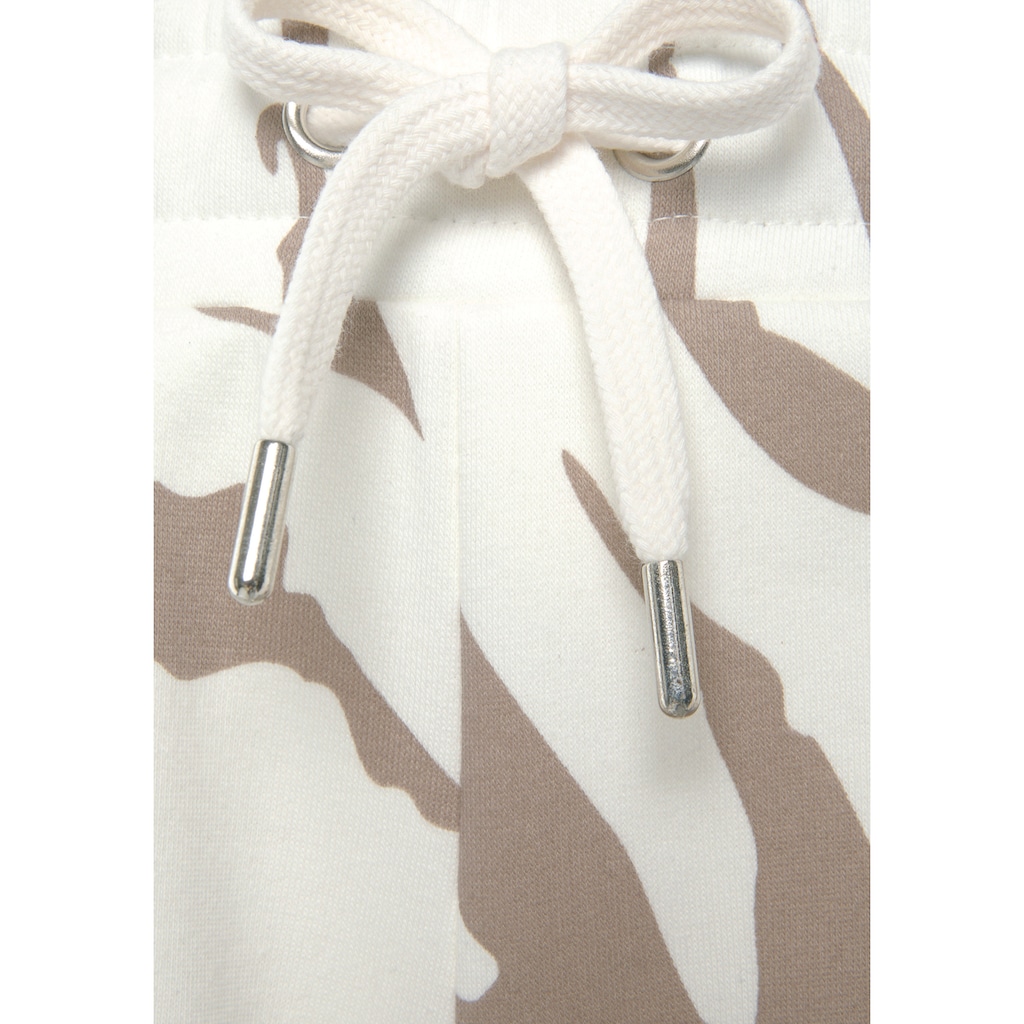 LASCANA Relaxshorts, mit seitlichen Taschen und Logostickerei, Loungewear