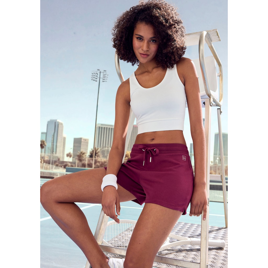 LASCANA ACTIVE Shorts, mit kleinen Seitenschlitzen