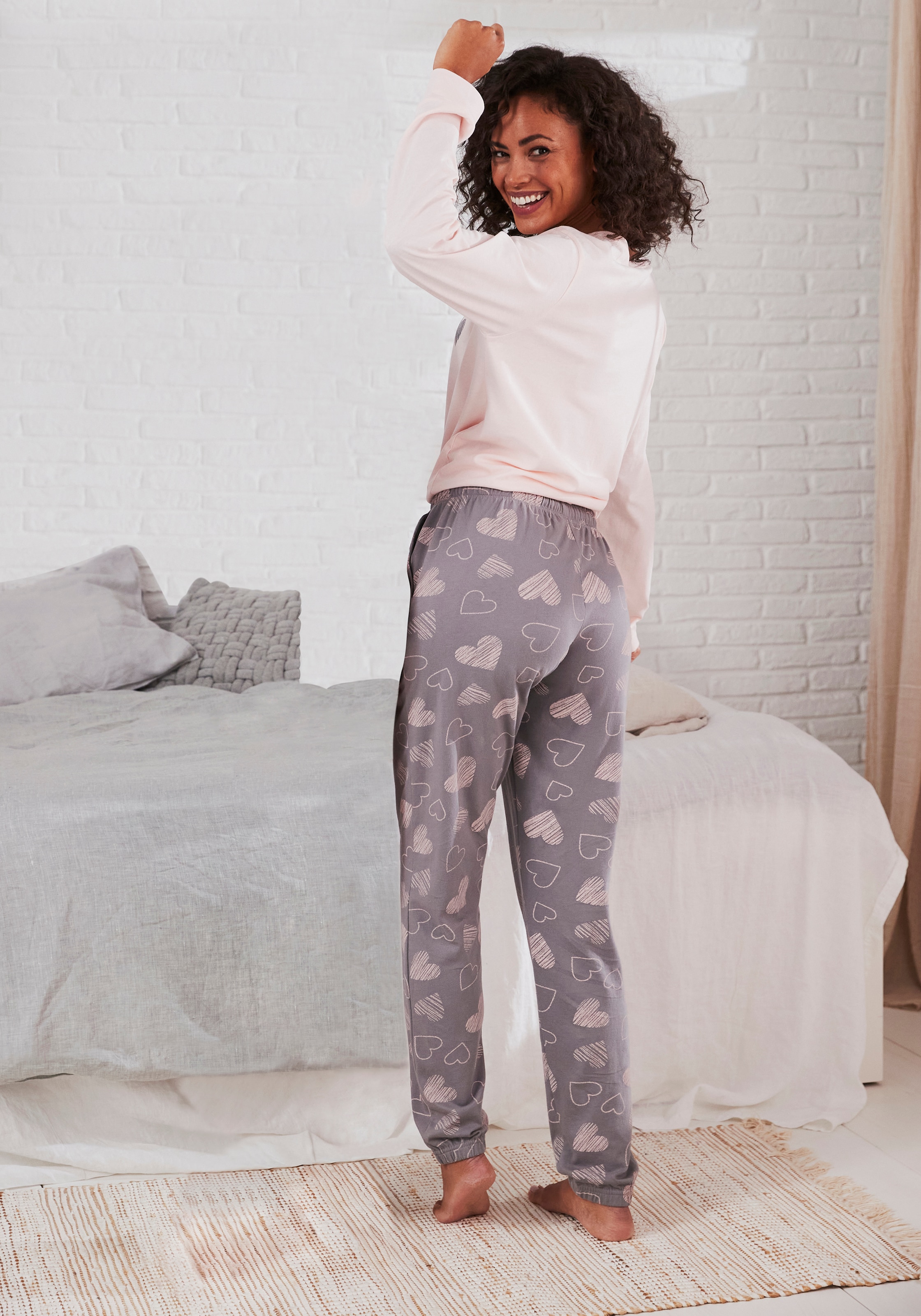 Vivance Dreams Pyjama mit süssem Herzchen-Print
