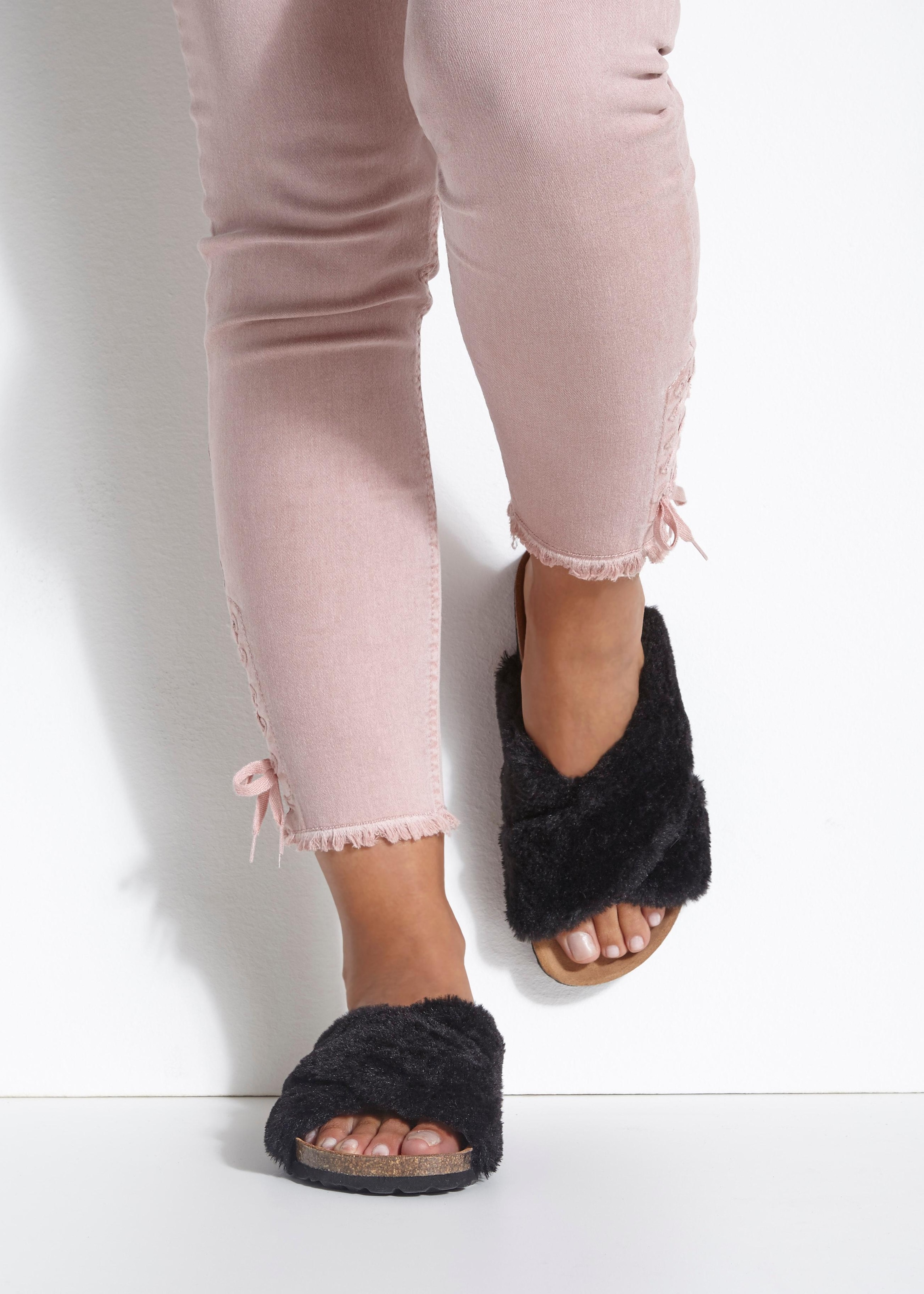 LASCANA Pantolette »Hausschuh, Mule, Sandale, offener Schuh,«, mit Korkfussbett und Fellimitat