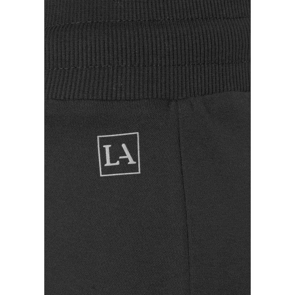 LASCANA ACTIVE Shorts, mit kleinen Seitenschlitzen