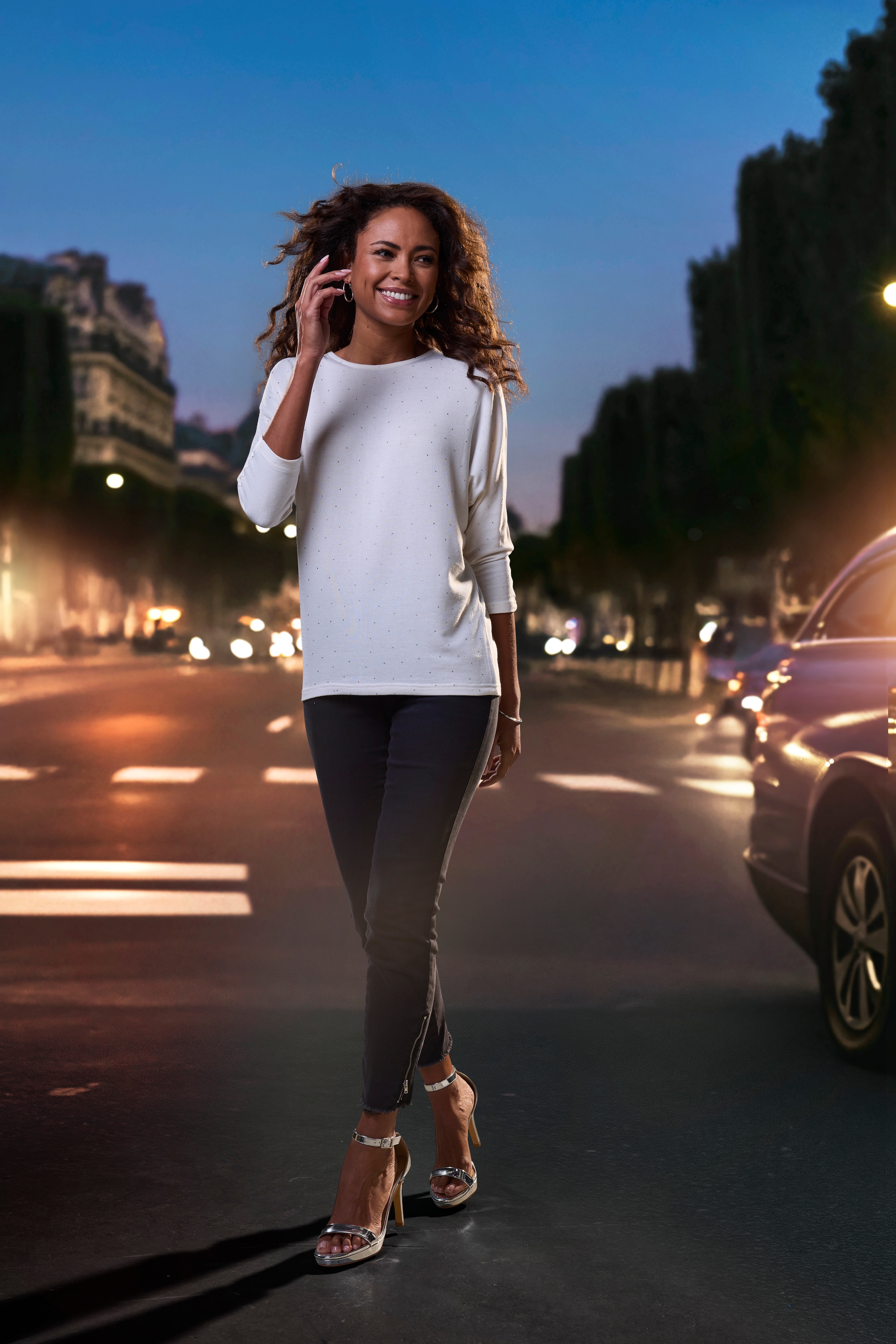 LASCANA Rundhalsshirt »mit funkelnden Strass-Steinen« aus weichem Viskose-Strick