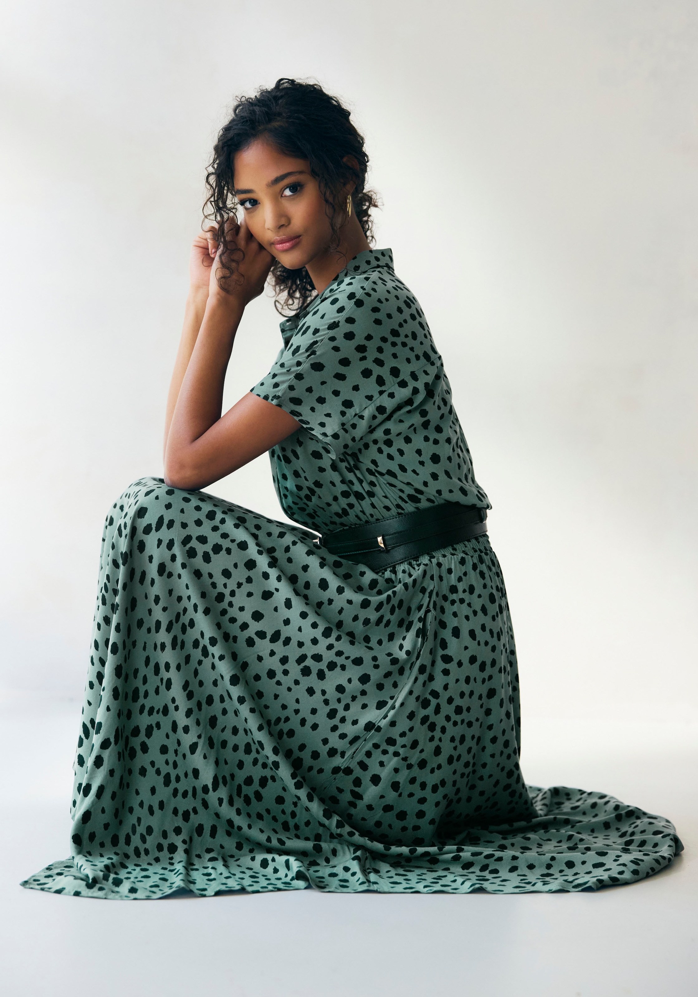 LASCANA Robe imprimée mit Punktedruck und asymmetrischem Saum, Hemdblusenkleid, Midikleid