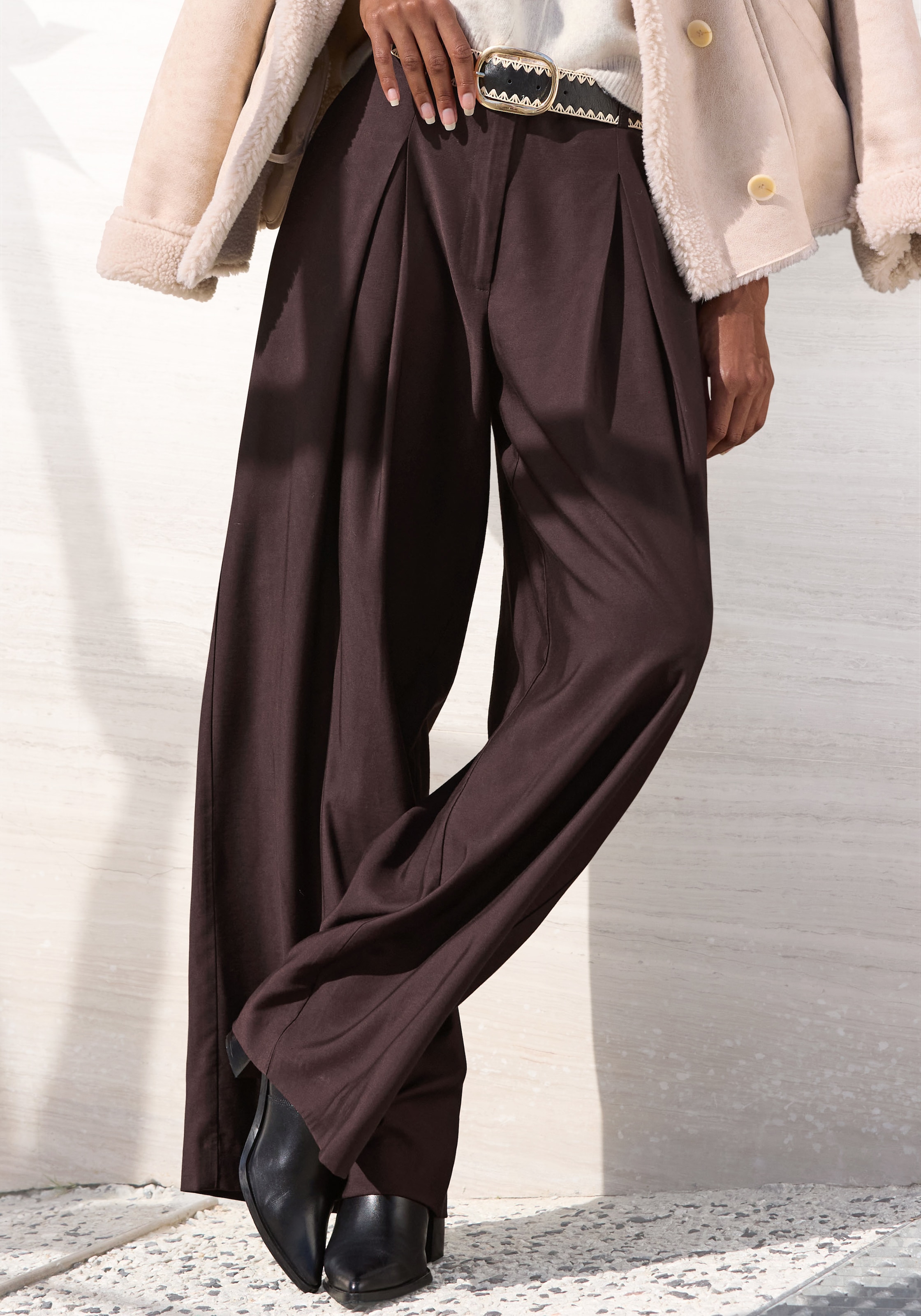 French Connection Bundfaltenhose »mit luftig-weitem Bein«  aus leichter Webware mit Viskose, Sommerhose, Casual-chic