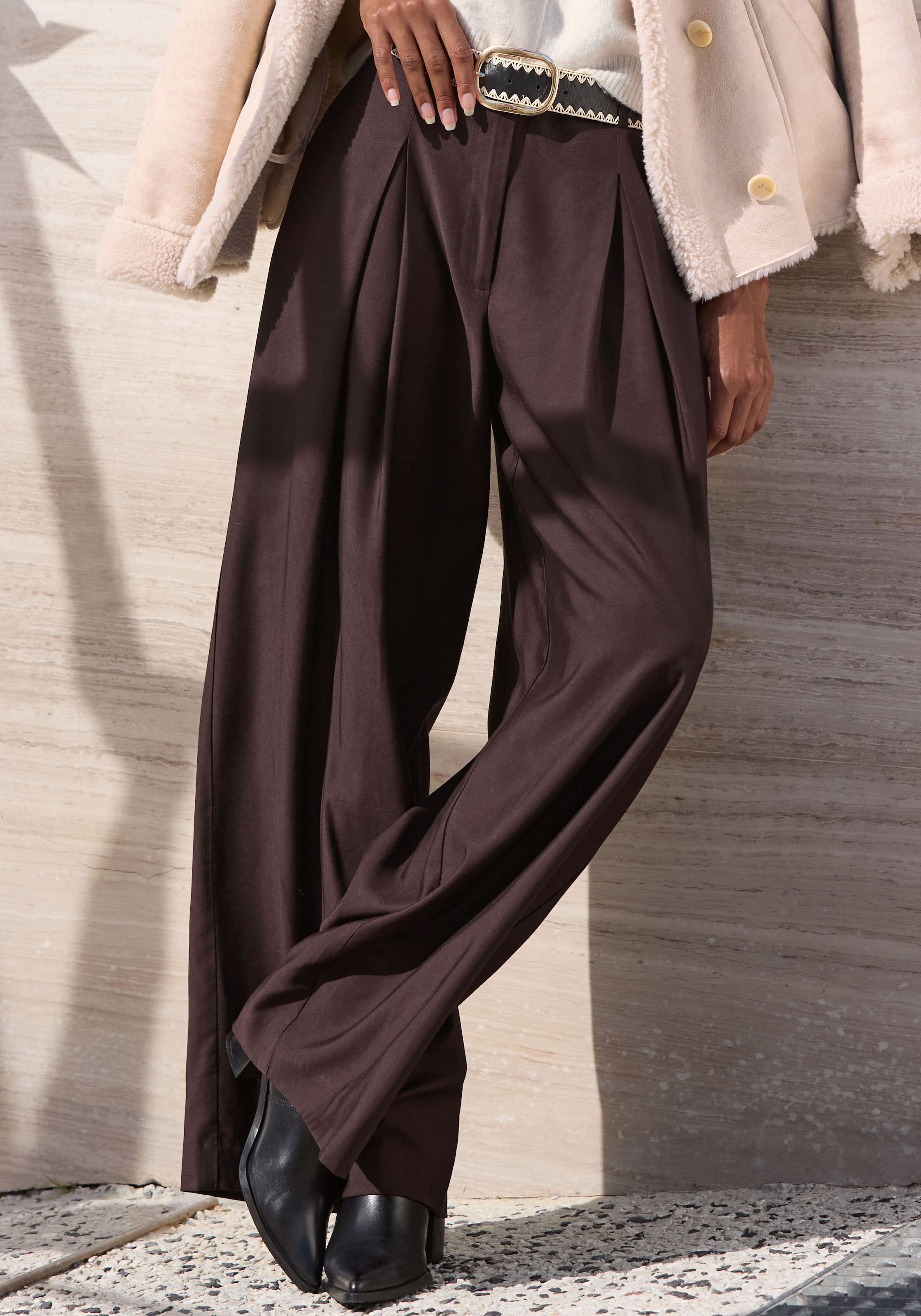 French Connection Bundfaltenhose »mit luftig-weitem Bein«  aus leichter Webware mit Viskose, Sommerhose, Casual-chic
