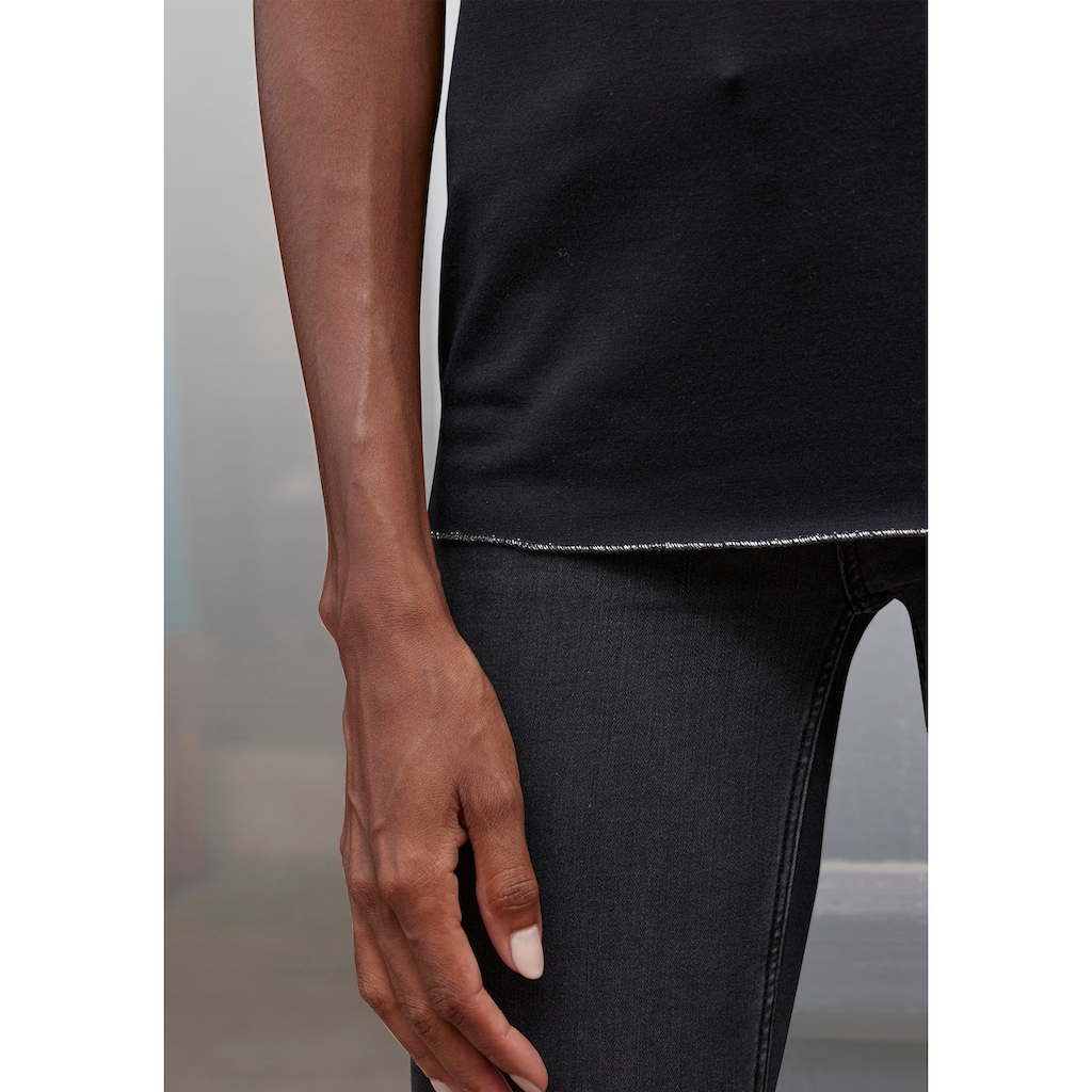 LASCANA Rundhalsshirt »mit eleganten Glitzerabschlüssen«, aus pflegeleichter Qualität