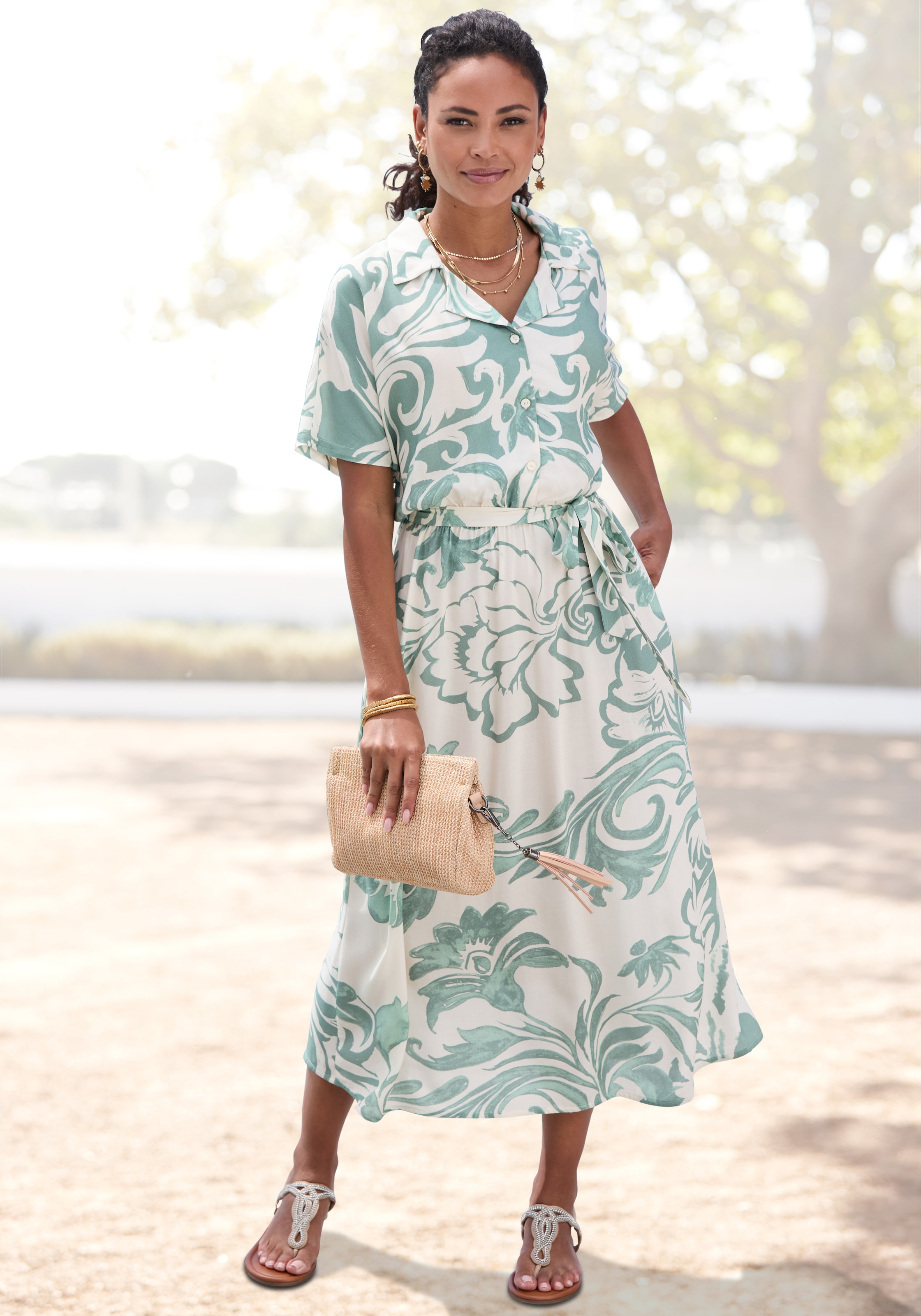 Vivance Robe midi »mit Alloverdruck aus gewebter Viskose« Poches dans les coutures latérales , robe d'été légère, robe tissée à manches courtes, robe chemise