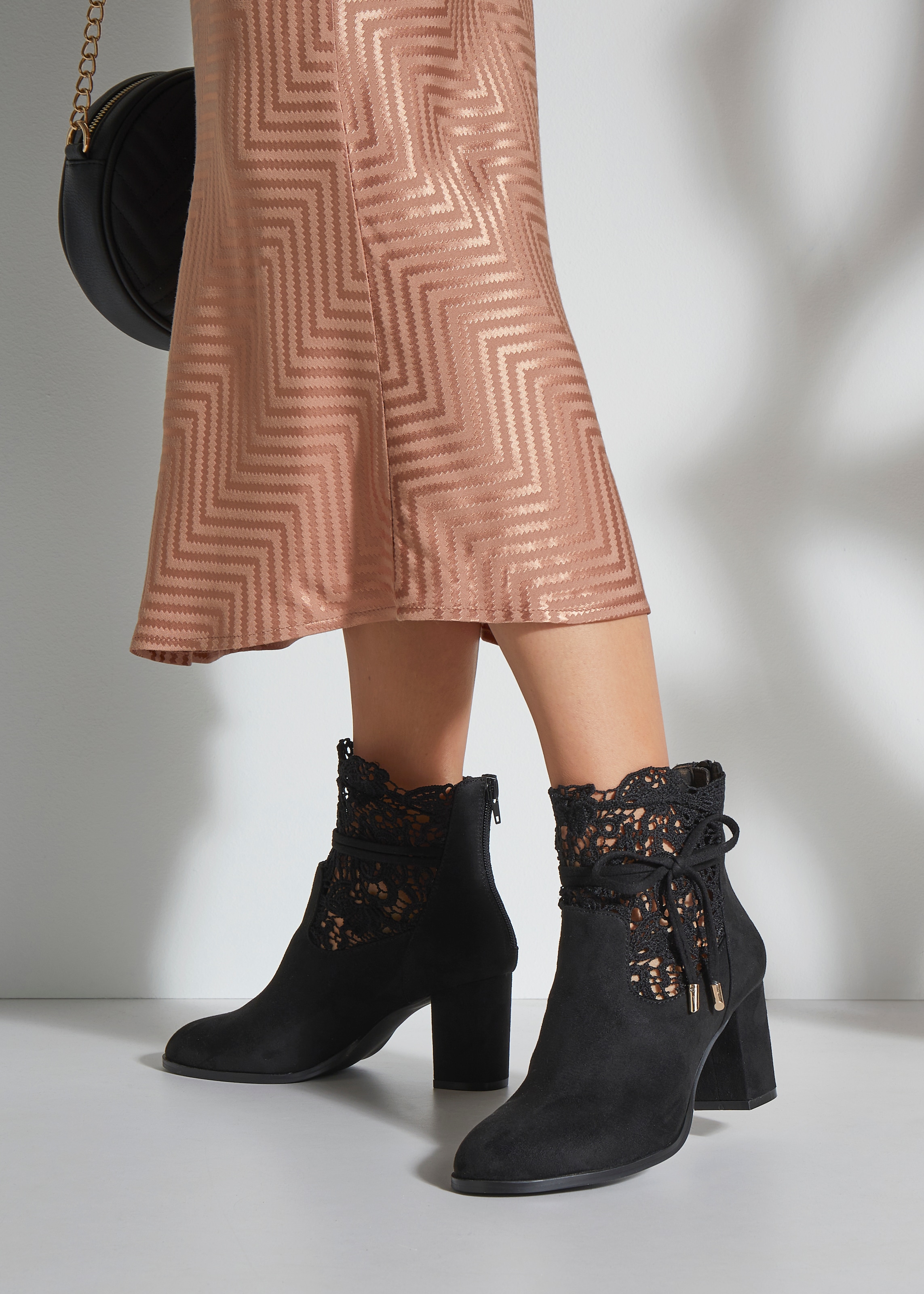 LASCANA High-Heel-Stiefelette, mit modischer Spitze und bequemen Blockabsatz, Ankle Boot, Stiefel