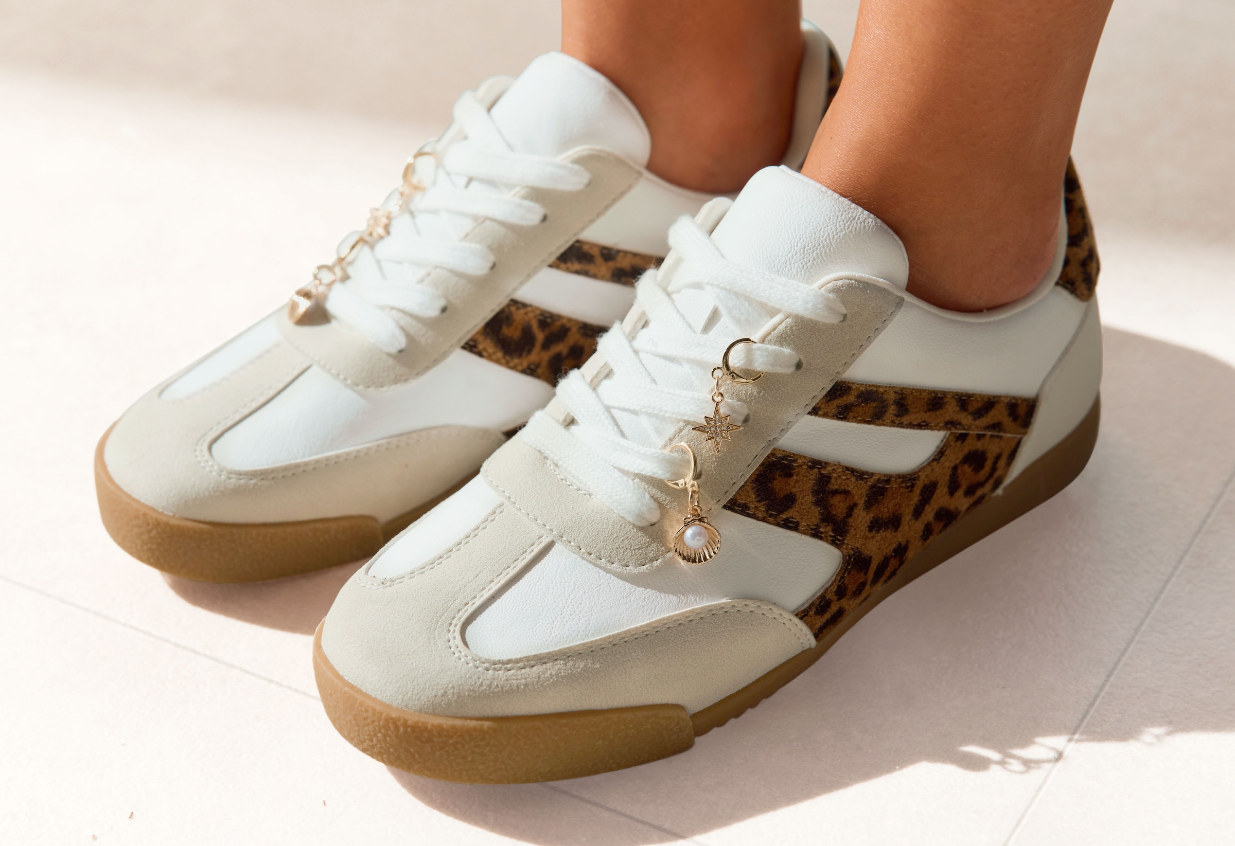 LASCANA Sneakers  Schnürhalbschuh, Freizeitschuh mit abnehmbaren Schmucksteinen VEGAN