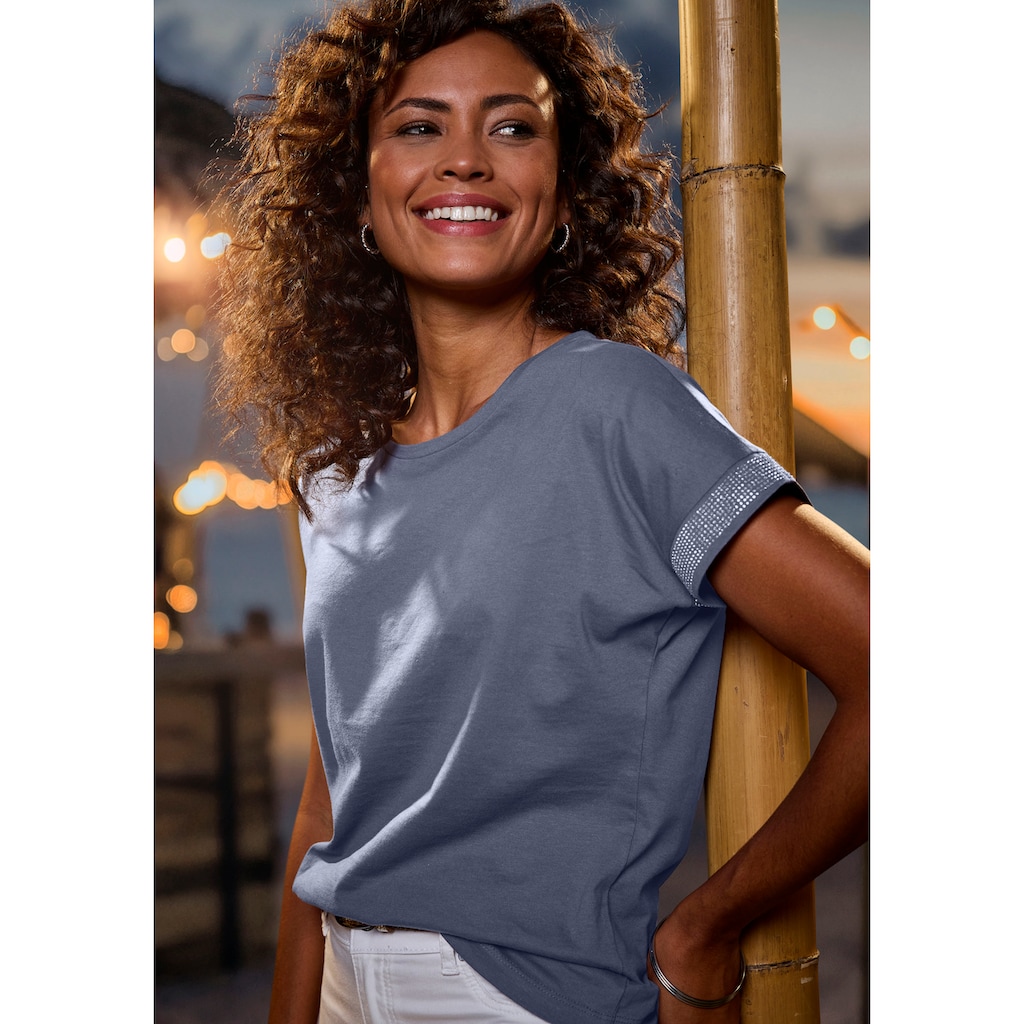LASCANA Kurzarmshirt »mit glitzernem Strass-Design am Arm«, aus weicher Baumwoll-Qualität