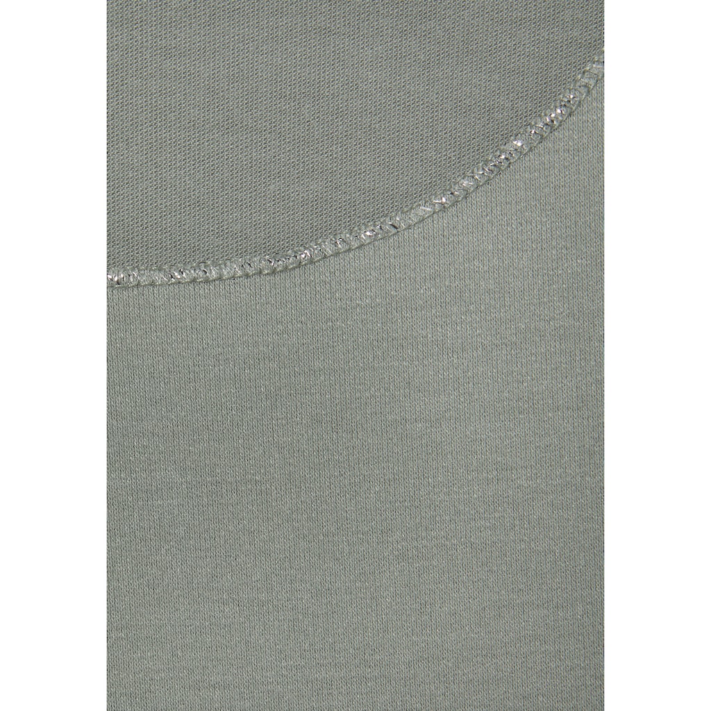 LASCANA Rundhalsshirt »mit eleganten Glitzerabschlüssen«, aus pflegeleichter Qualität