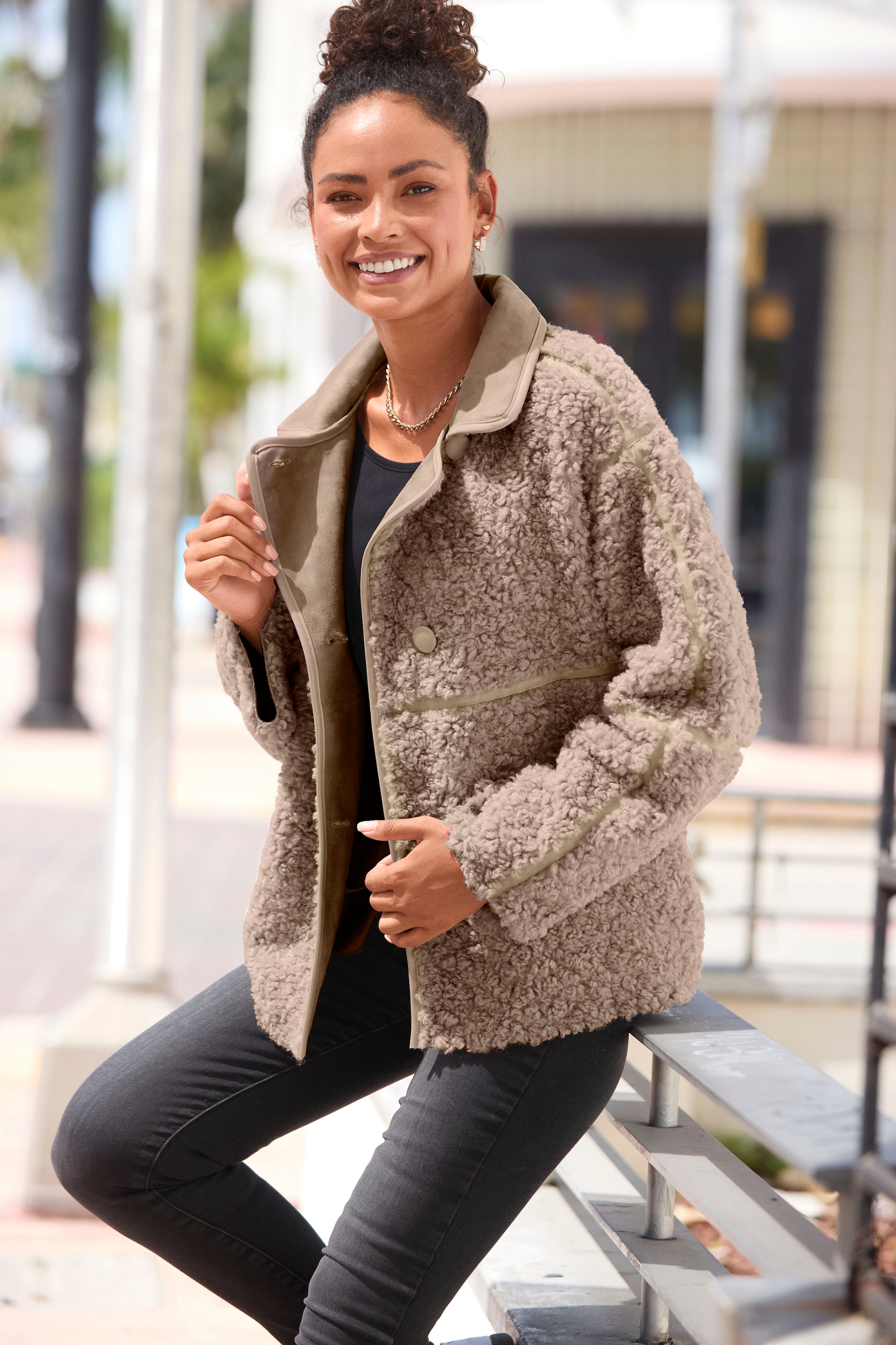 LASCANA Fellimitatjacke »mit Lederimitat-Einsätzen und Knopfleiste, Teddyjacke« Sherpa-Jacke aus Teddyplüsch mit Taschen, Übergangsjacke, Oversize