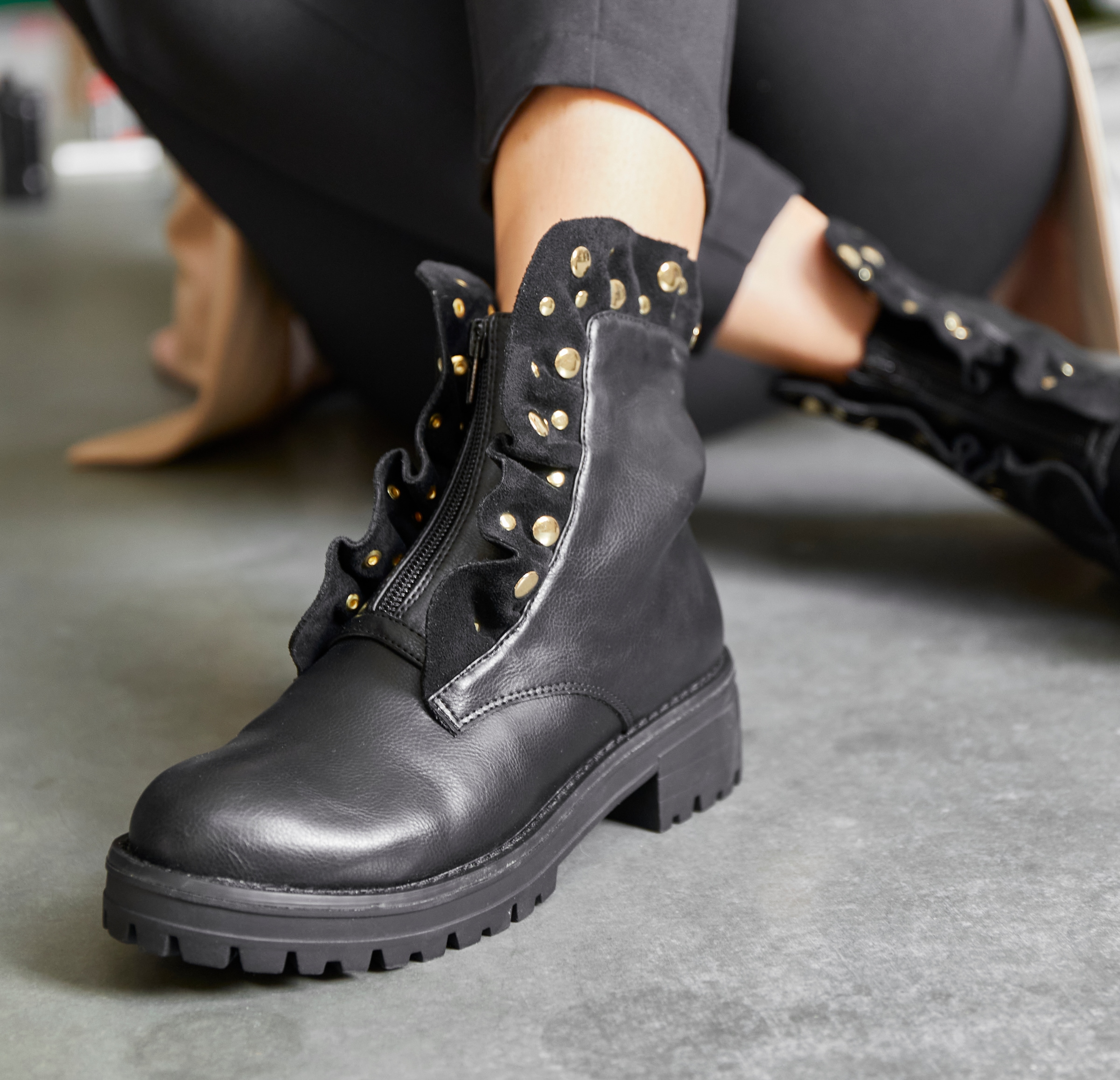 LASCANA Reissverschlussstiefel, mit Schmucksteinchen und kleinen Rüschen, Stiefelette, Ankle Boots