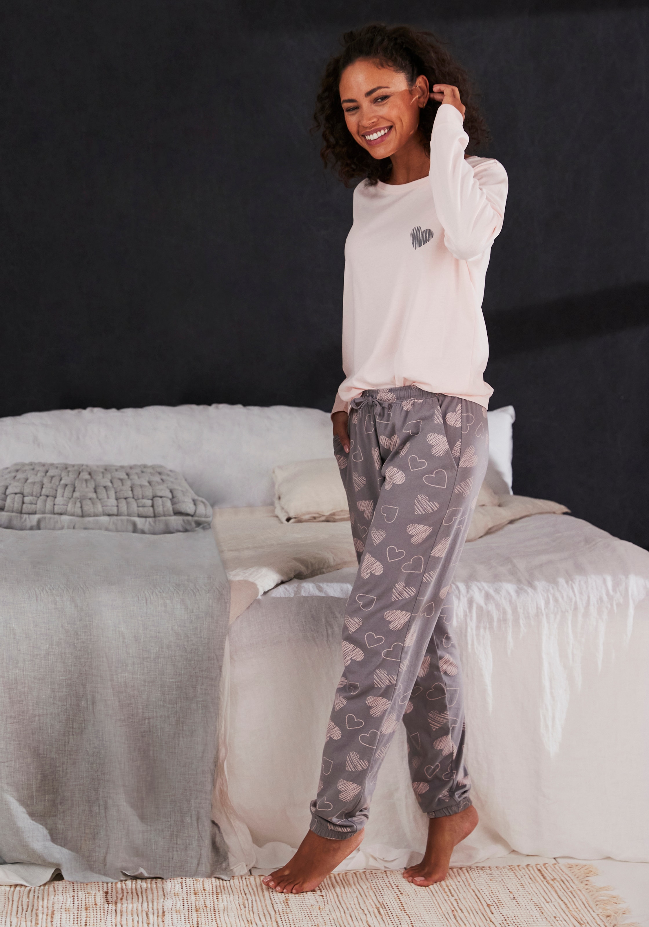 Vivance Dreams Pyjama mit süssem Herzchen-Print