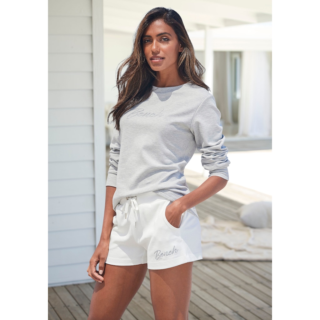 Bench. Loungewear Relaxshorts, mit kleiner glänzenden Logostickerei, Loungeanzug