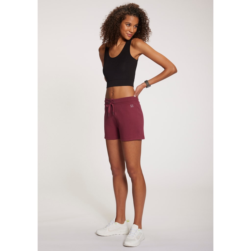 LASCANA ACTIVE Shorts, mit kleinen Seitenschlitzen