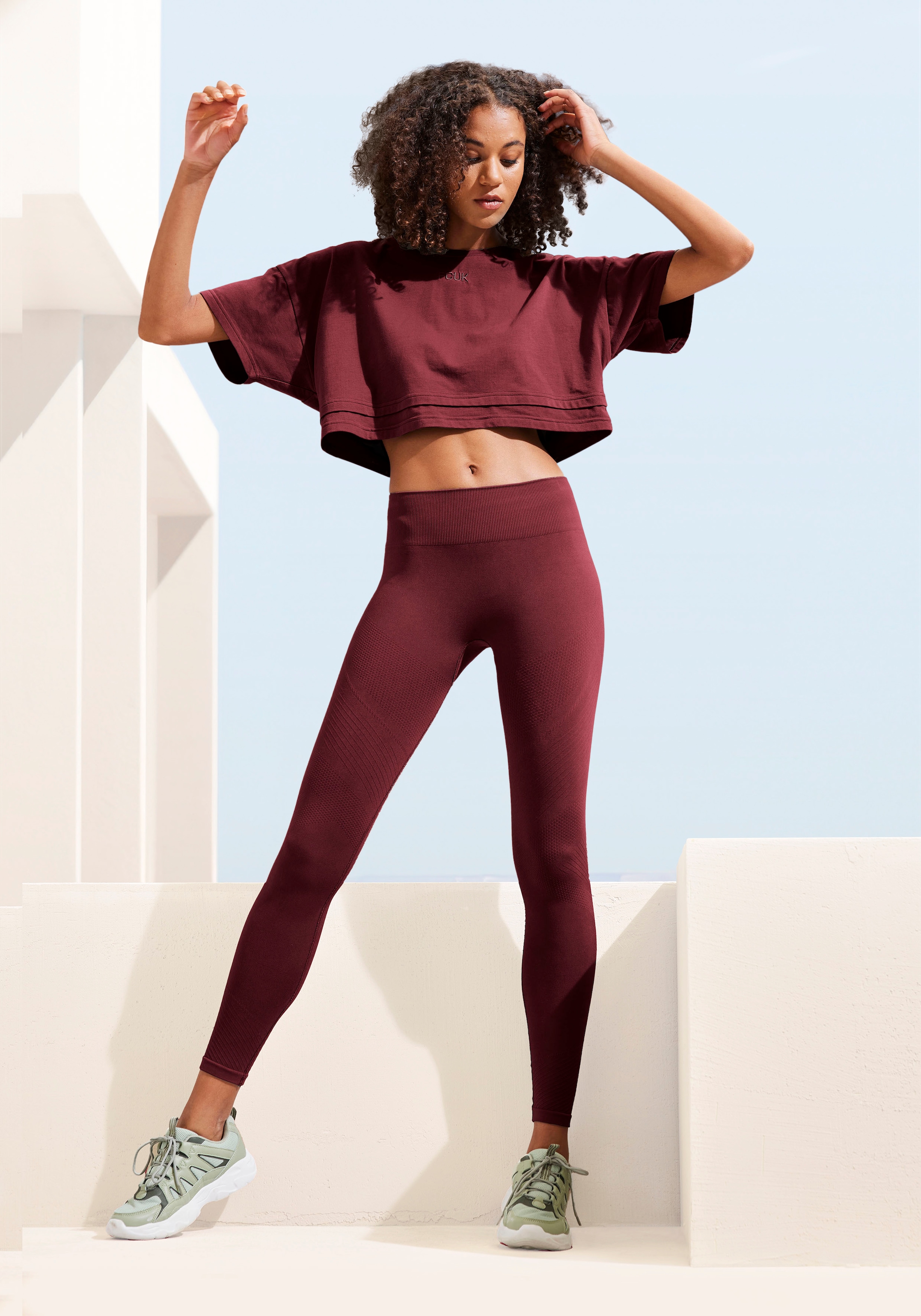 LASCANA Kurzarmshirt, mit kastigem Schnitt und Lagen-Look