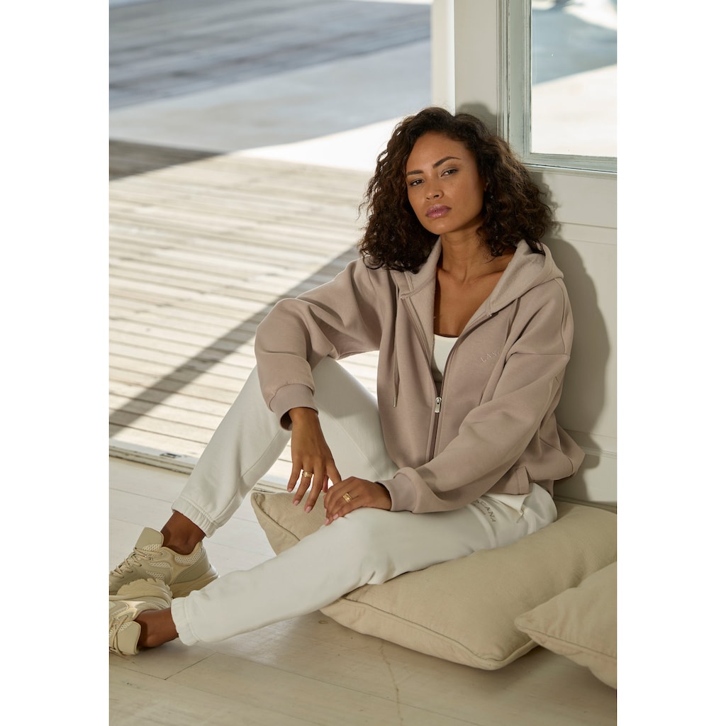 LASCANA Sweathose, Loungehose mit seitlichen Taschen und Logostickerei, Loungewear