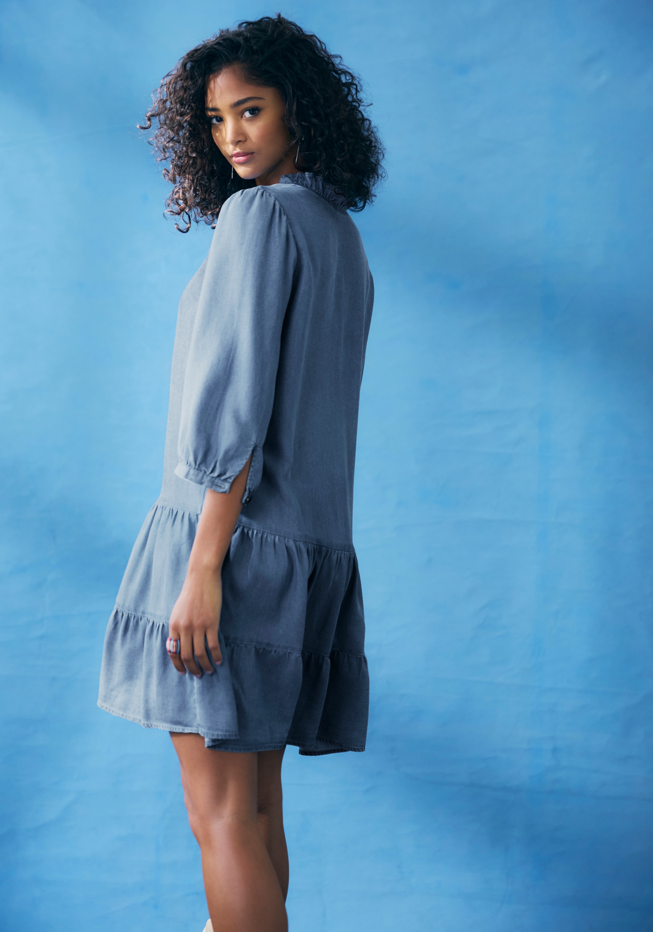 LASCANA Robe en jean mit Rüsche am Kragen und Knopfleiste, Blusenkleid, Tunikakleid