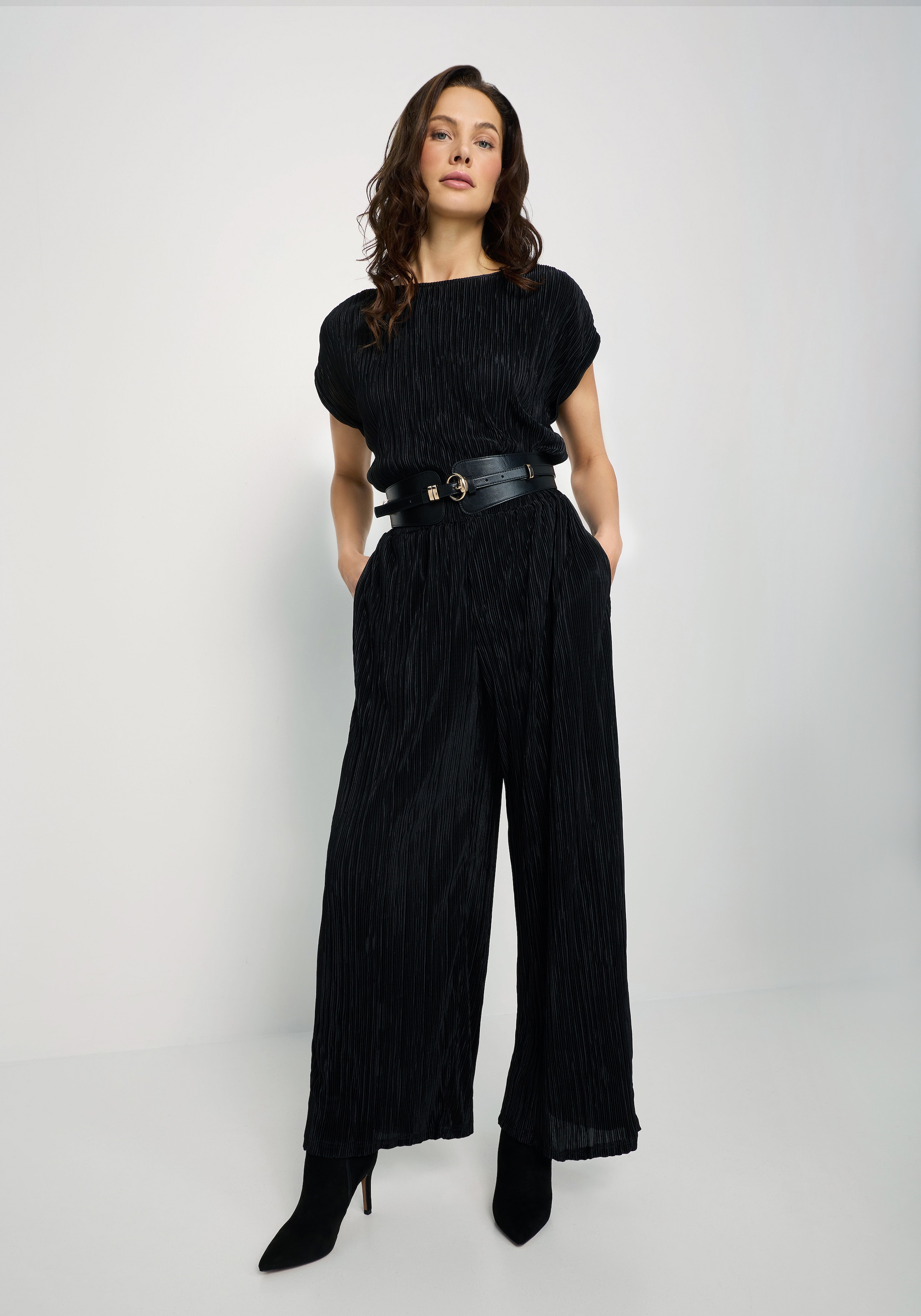 LASCANA Pantalon à enfiler »mit Plisseefalten und weitem, luftigem Bein«  en tissu légèrement plissé