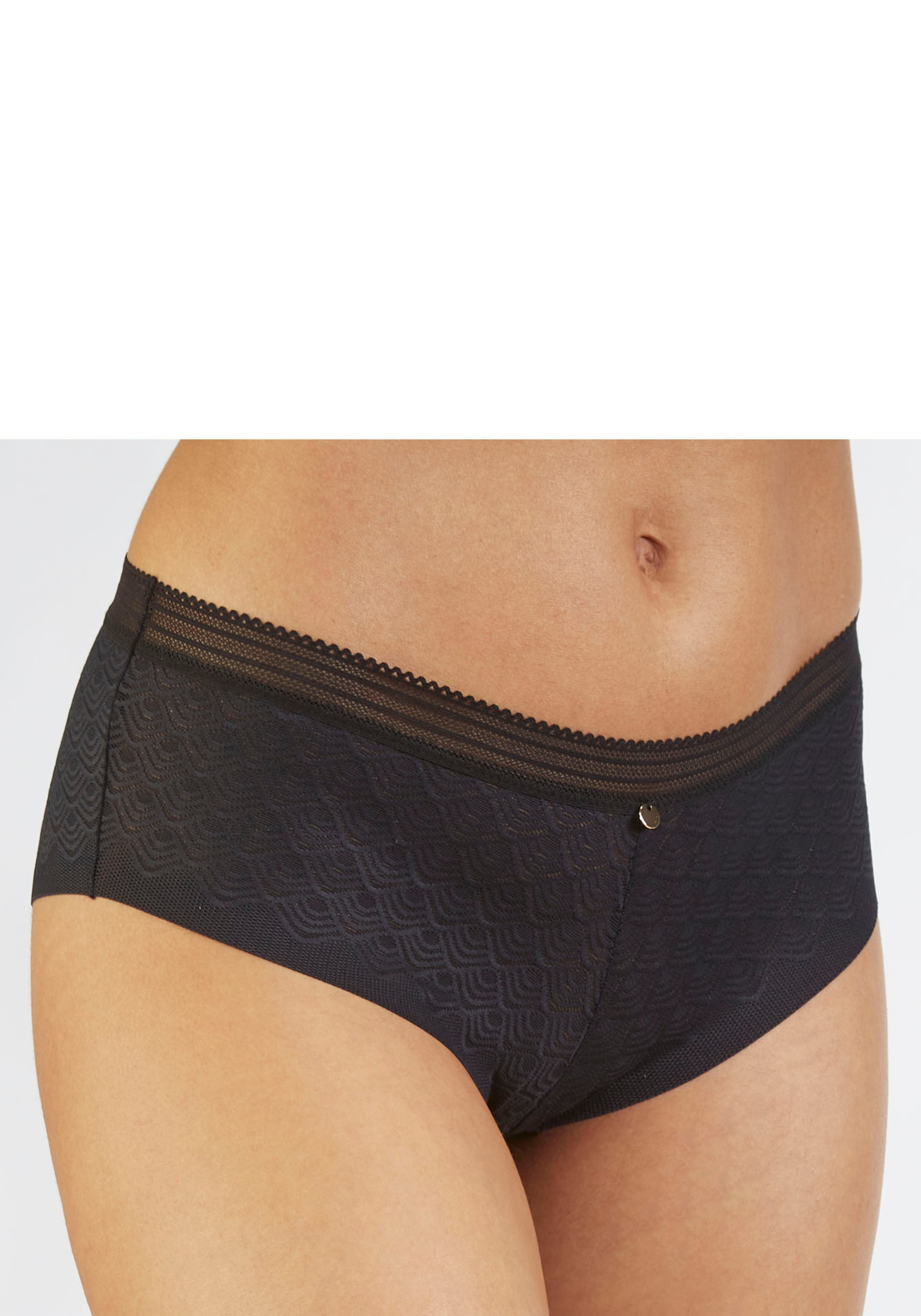 LASCANA Panty, aus Spitze in moderner Optik mit extraflachen Kanten