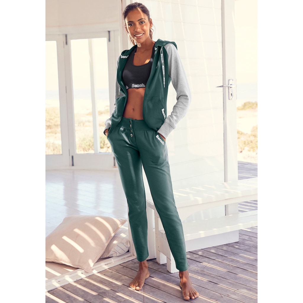 Bench. Loungewear Kapuzensweatjacke, mit farblich abgesetzten Ärmeln, Loungeanzug