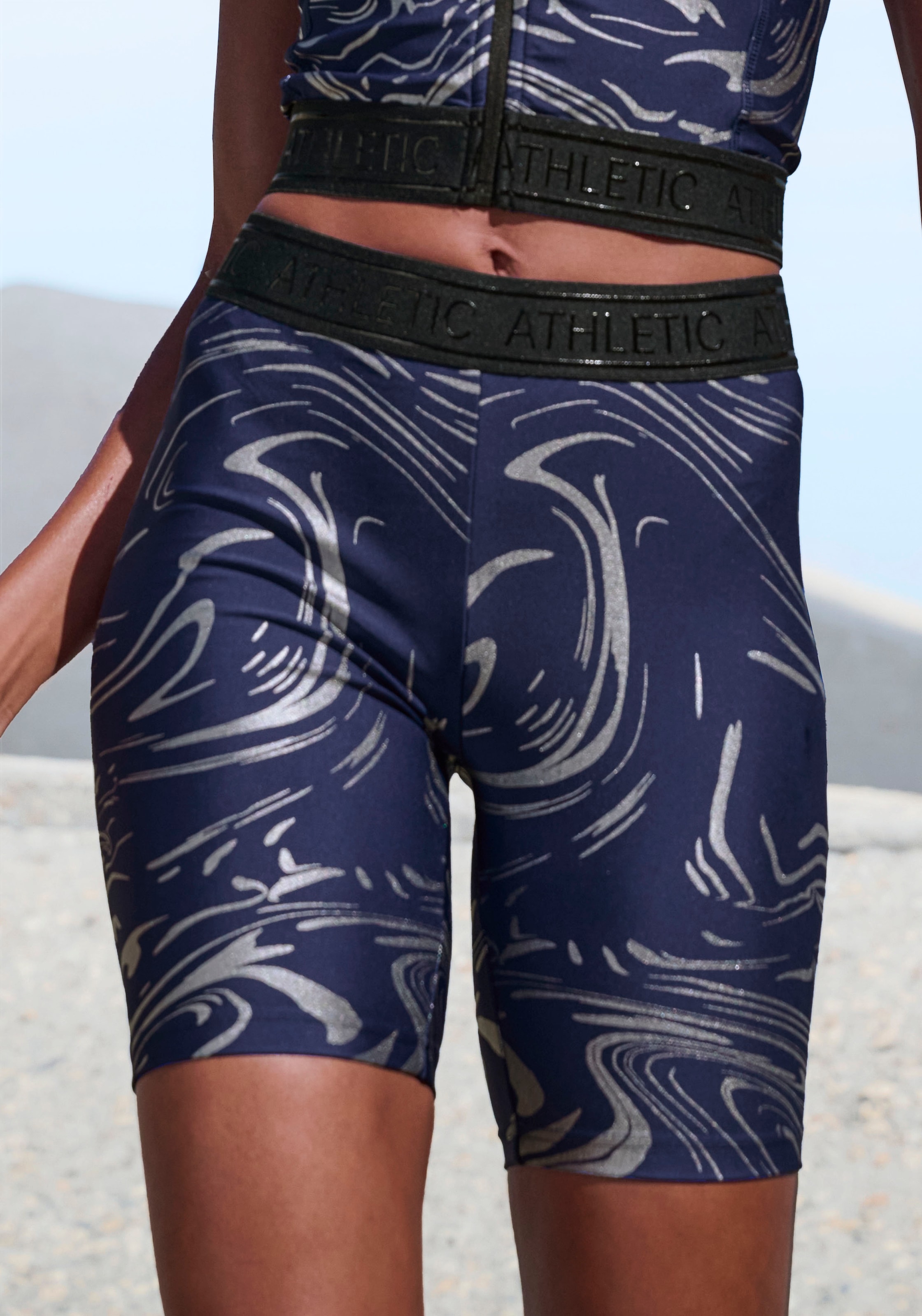 LASCANA ACTIVE Funktionsshorts, mit glänzendem 3D Schriftzug auf dem Bund