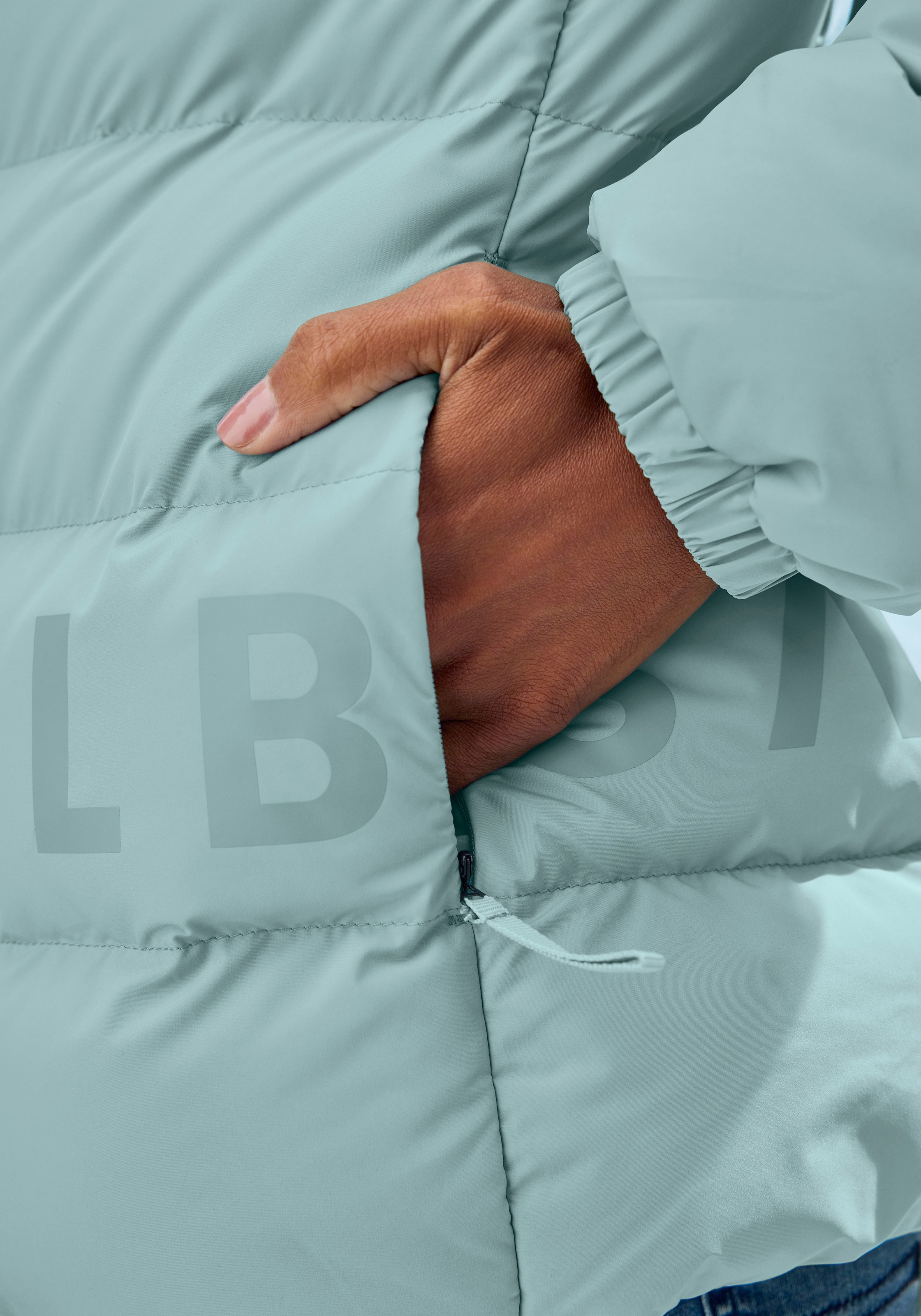 Elbsand Steppjacke mit grossem seitlichen Logo-Print