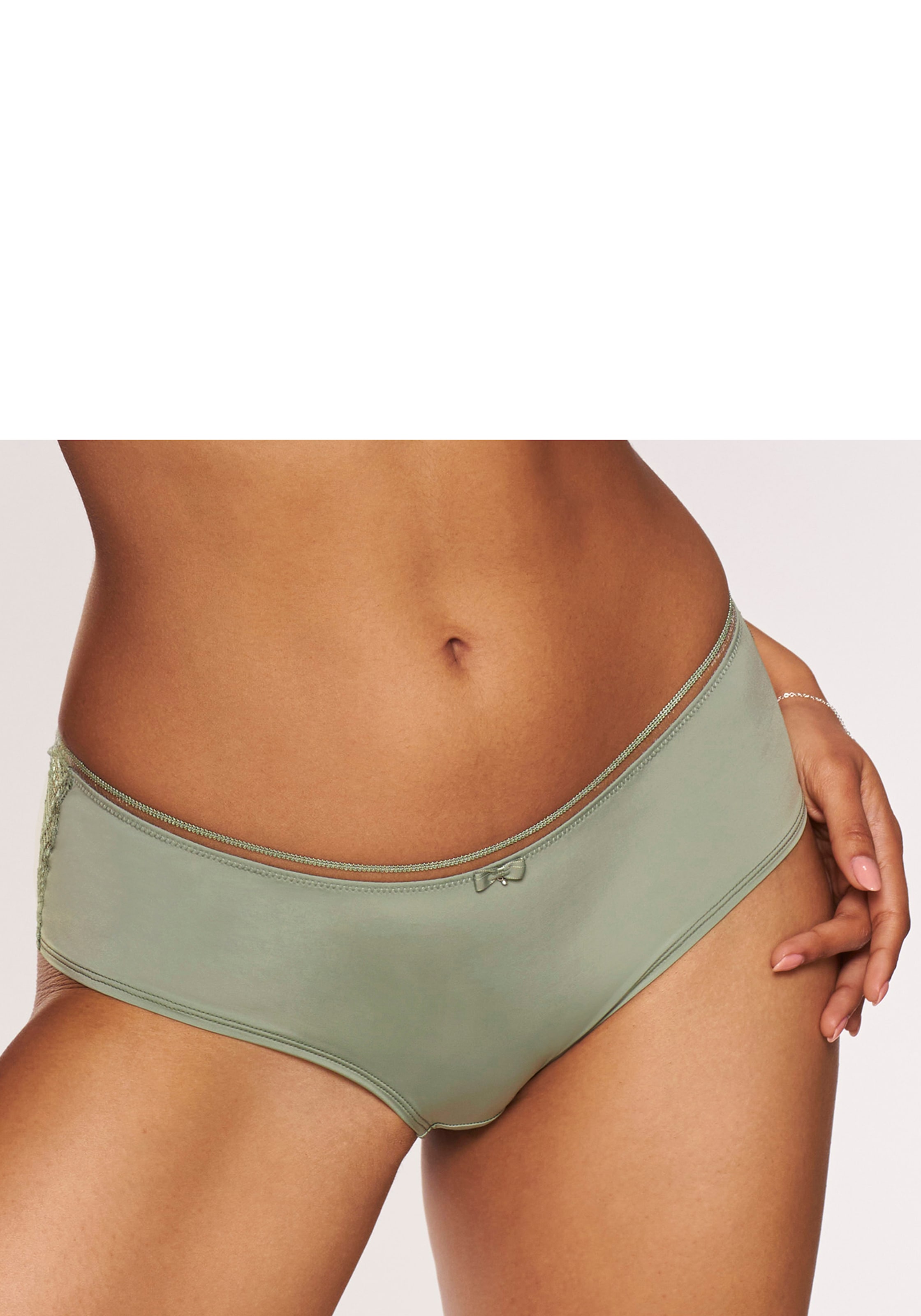 LASCANA Panty »Tiziana« mit modischer Zierkante und hübschen Accessoires