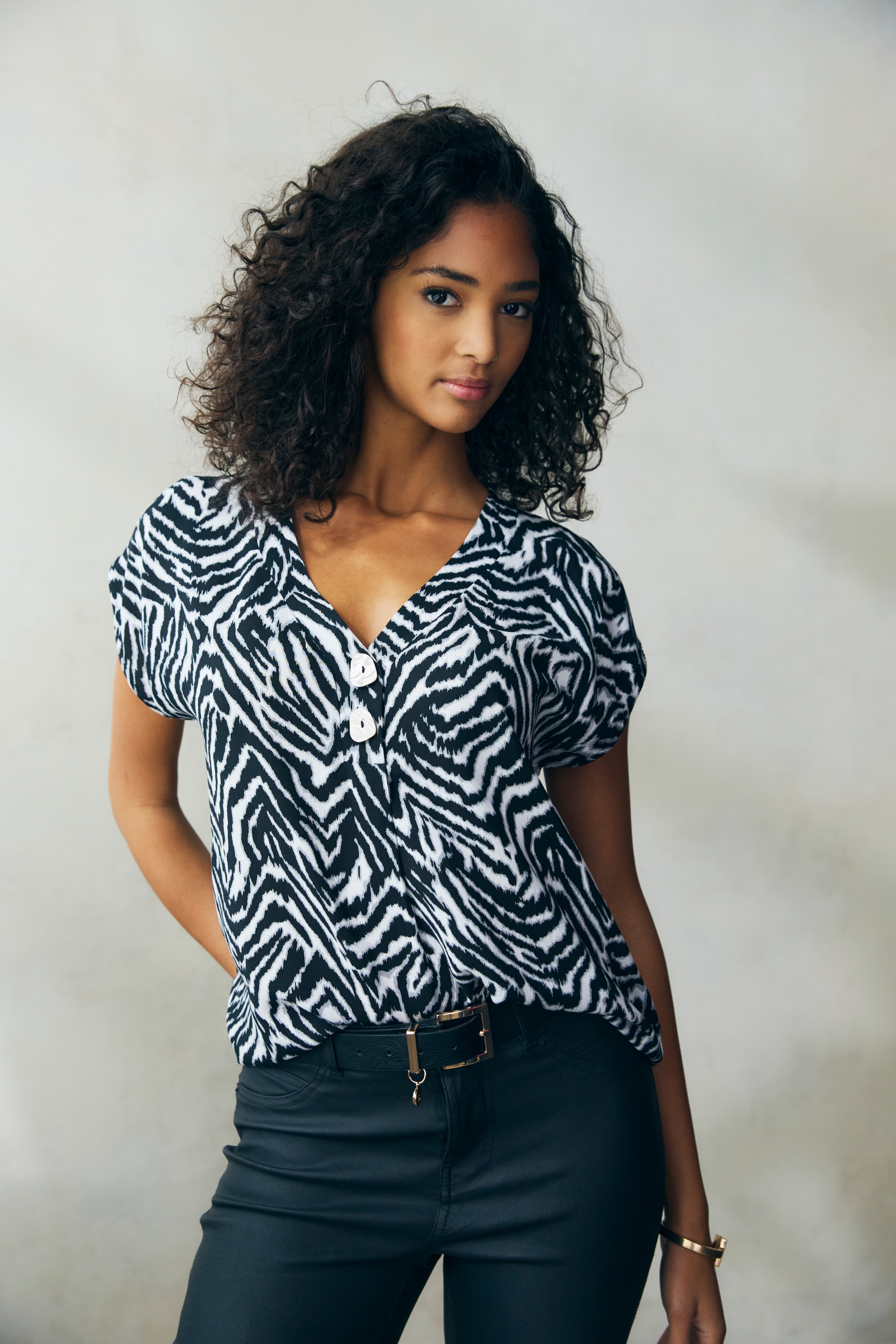 LASCANA Schlupfbluse mit Zebraprint und modischen Knöpfen, Kurzarmbluse, sommerlich