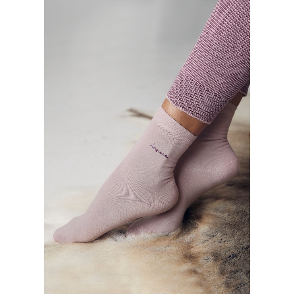 LASCANA Basicsocken, (Box, 7 Paar), mit hochwertiger Logo Stickerei