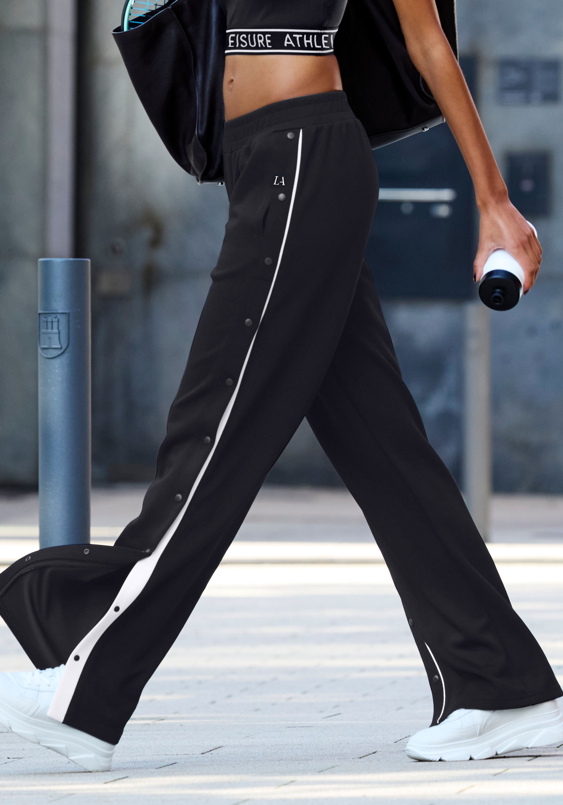 LASCANA ACTIVE Jogginghose  mit seitlicher Knopfleiste, Sweathose, Relaxhose, Baggy Pants
