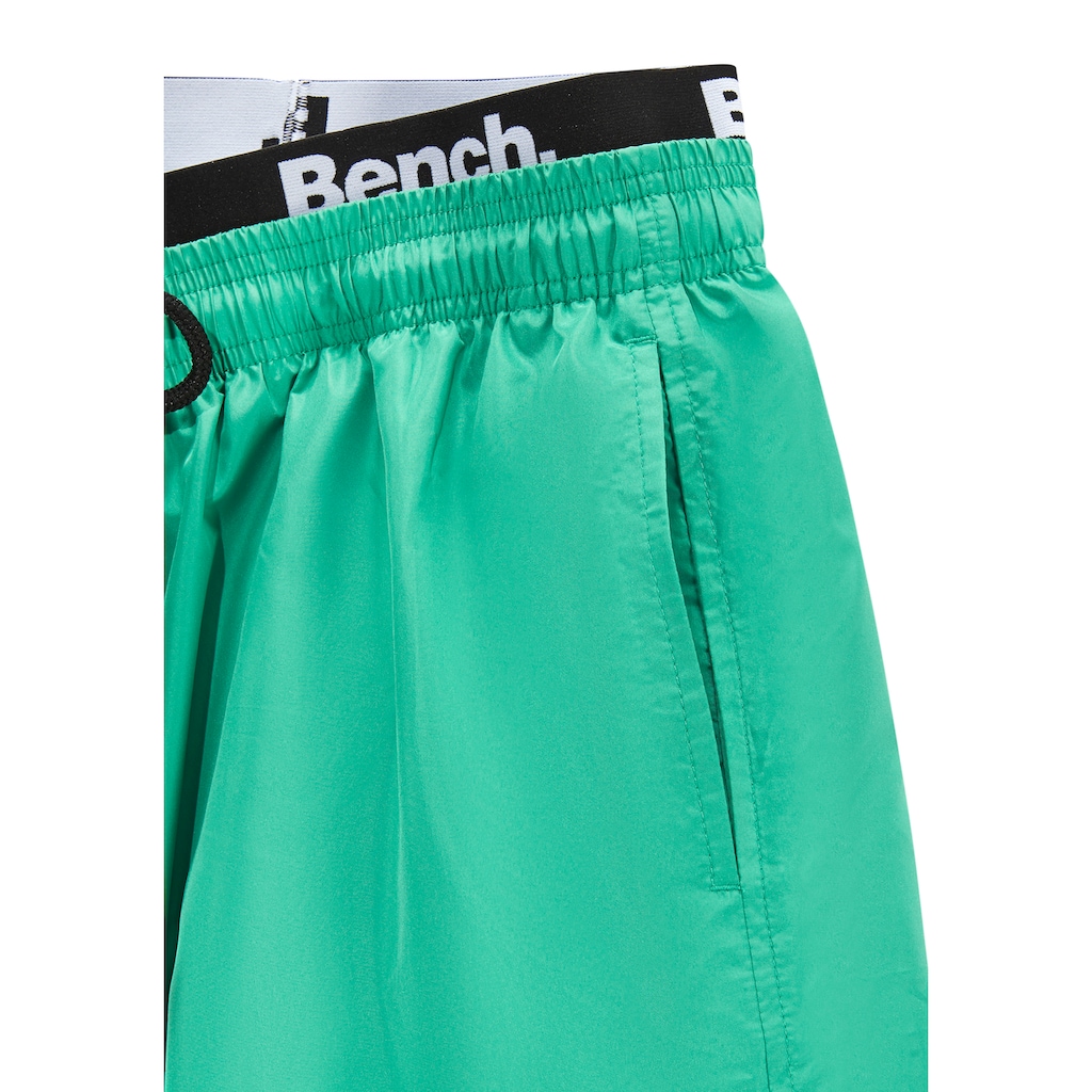 Bench. Badehose, mit modernem Logobund