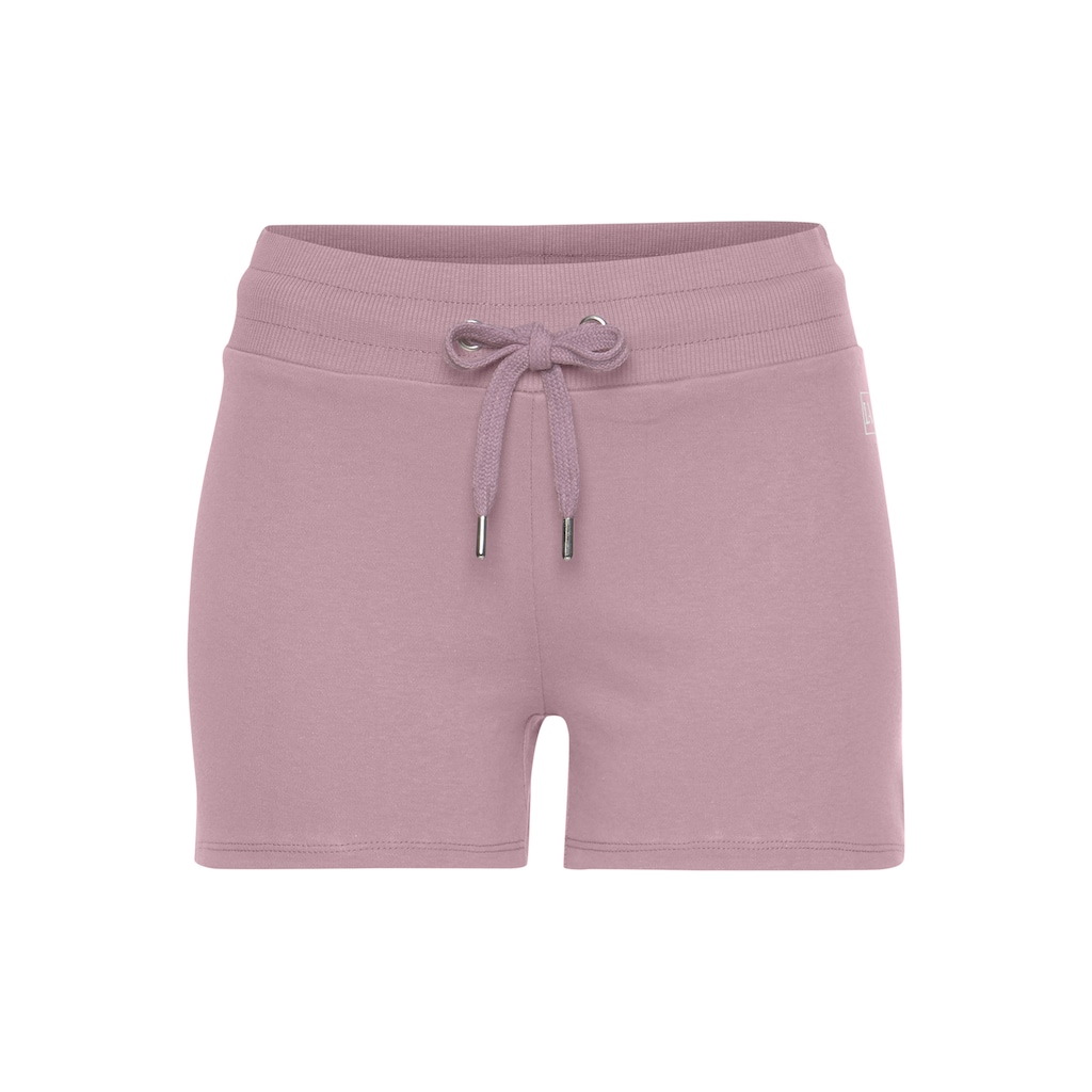 LASCANA ACTIVE Shorts, mit kleinen Seitenschlitzen